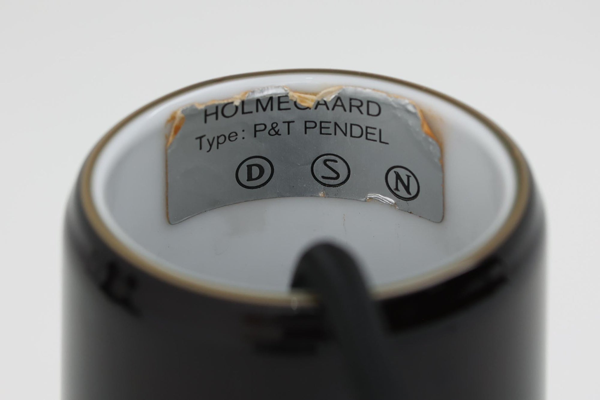 北欧より買い付けた、Holmgaard社製ビンテージランプです。照明部分はデンマークを代表する照明メーカーFog &amp; morup社によって作成されています。Holmgaard社のペンダントライトの中でも人気の「P&amp;T PENDEL」シリーズで内と外側の2層の色味が特徴的です。消灯＆点灯時にそれぞれ違った表情を見せてくれる素敵なデザインです。