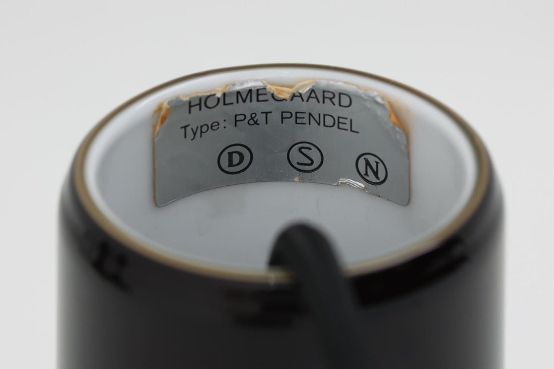 北欧より買い付けた、Holmgaard社製ビンテージランプです。照明部分はデンマークを代表する照明メーカーFog & morup社によって作成されています。Holmgaard社のペンダントライトの中でも人気の「P&T PENDEL」シリーズで内と外側の2層の色味が特徴的です。消灯＆点灯時にそれぞれ違った表情を見せてくれる素敵なデザインです。