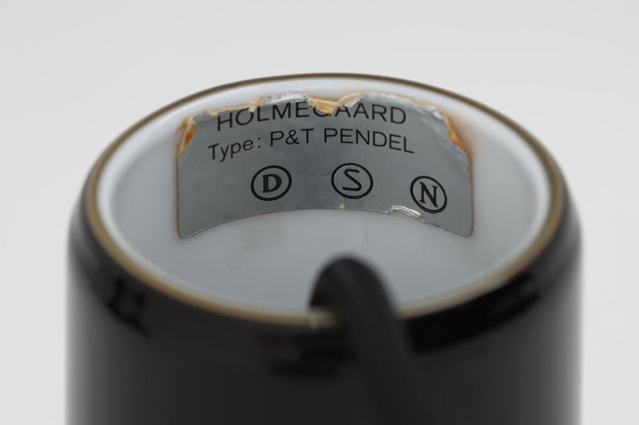 北欧より買い付けた、Holmgaard社製ビンテージランプです。照明部分はデンマークを代表する照明メーカーFog & morup社によって作成されています。Holmgaard社のペンダントライトの中でも人気の「P&T PENDEL」シリーズで内と外側の2層の色味が特徴的です。消灯＆点灯時にそれぞれ違った表情を見せてくれる素敵なデザインです。