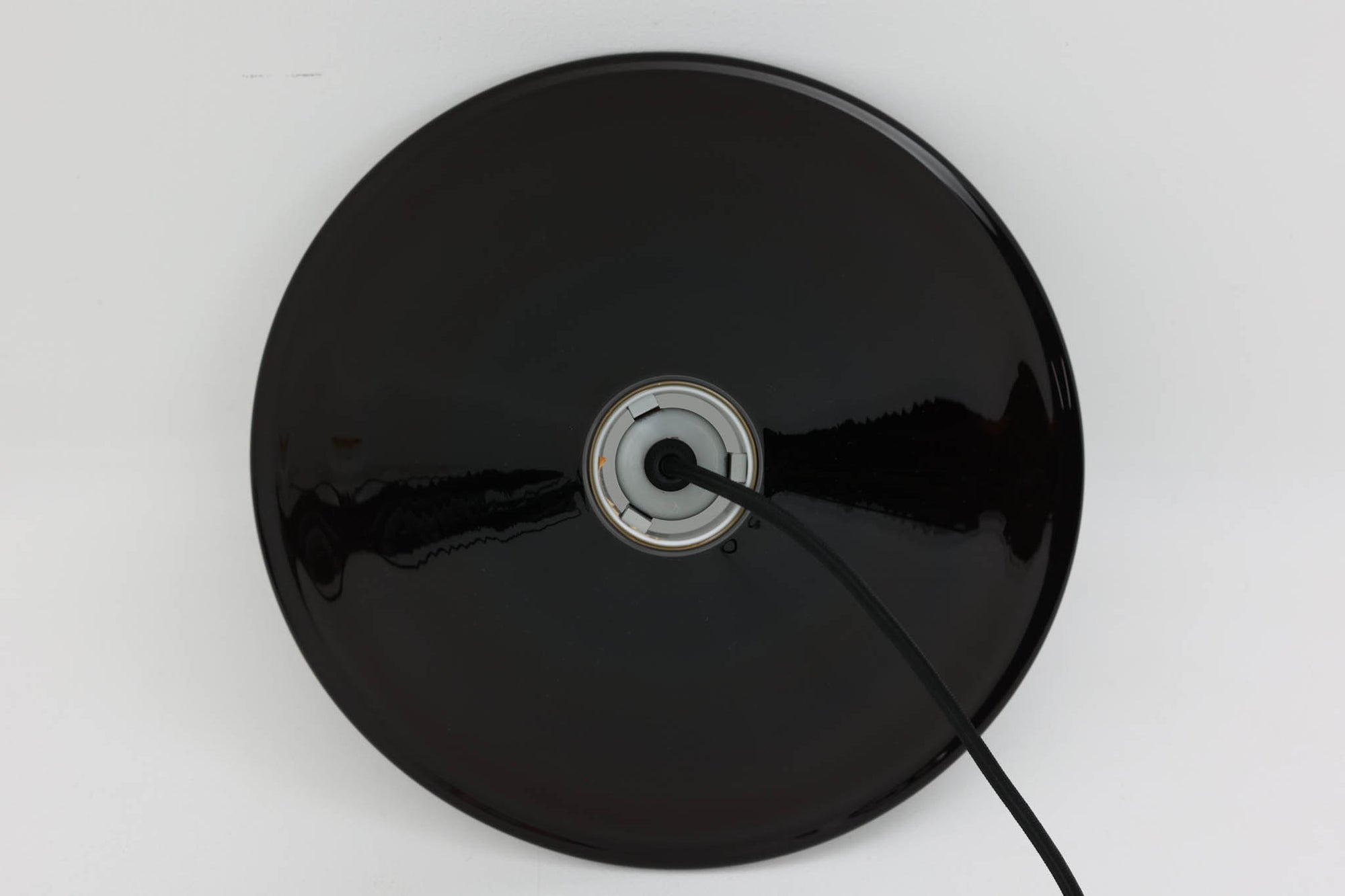 北欧より買い付けた、Holmgaard社製ビンテージランプです。照明部分はデンマークを代表する照明メーカーFog &amp; morup社によって作成されています。Holmgaard社のペンダントライトの中でも人気の「P&amp;T PENDEL」シリーズで内と外側の2層の色味が特徴的です。消灯＆点灯時にそれぞれ違った表情を見せてくれる素敵なデザインです。