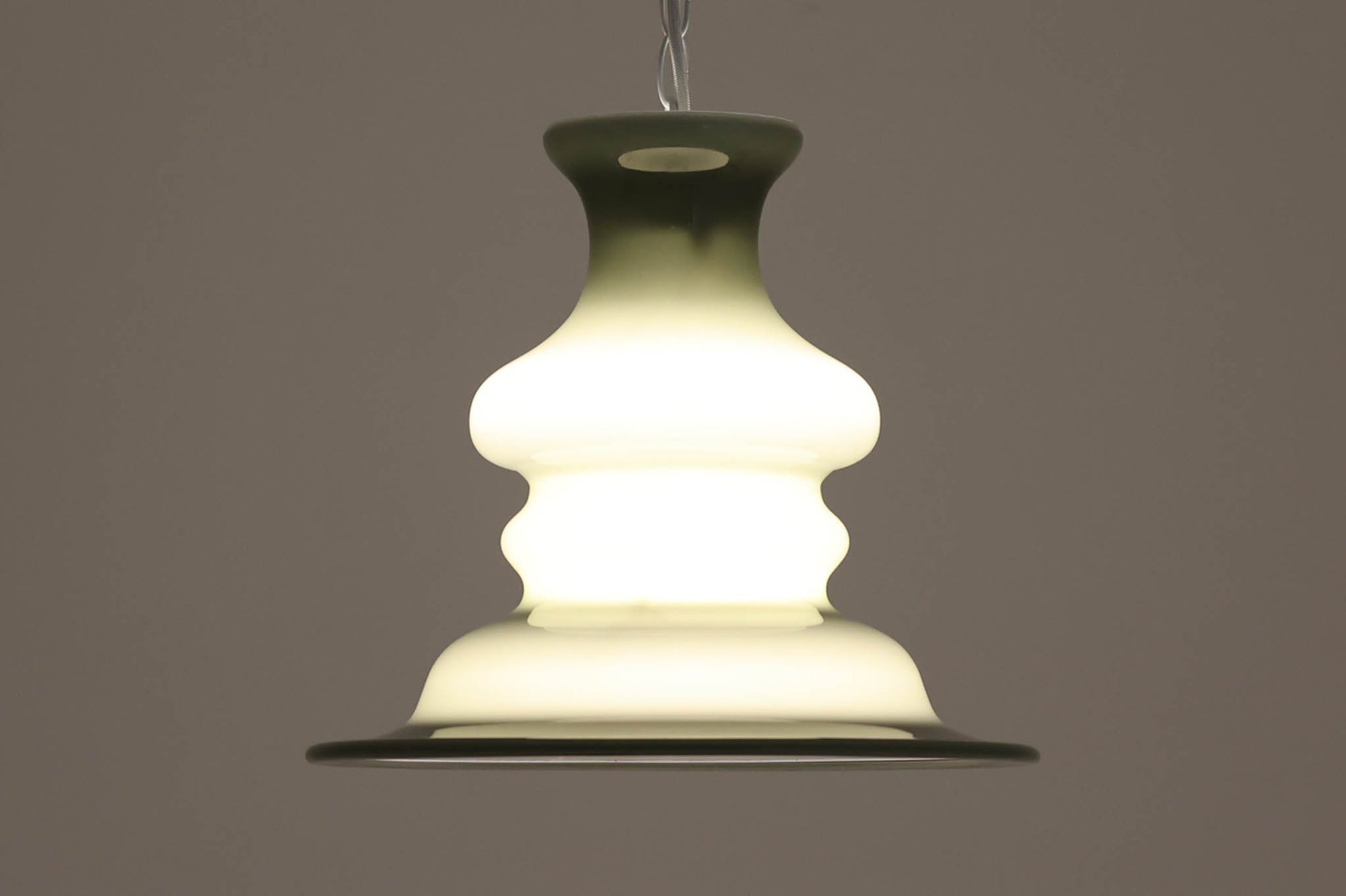 北欧より買い付けた、Holmgaard社製ビンテージランプです。「Bibliotek」シリーズです。デンマーク語で図書館という意味で厚みのあるオパールガラスが使用されており非常に高級感がございます。照明部分はデンマークを代表する照明メーカーFog & morup社によって作成されています。