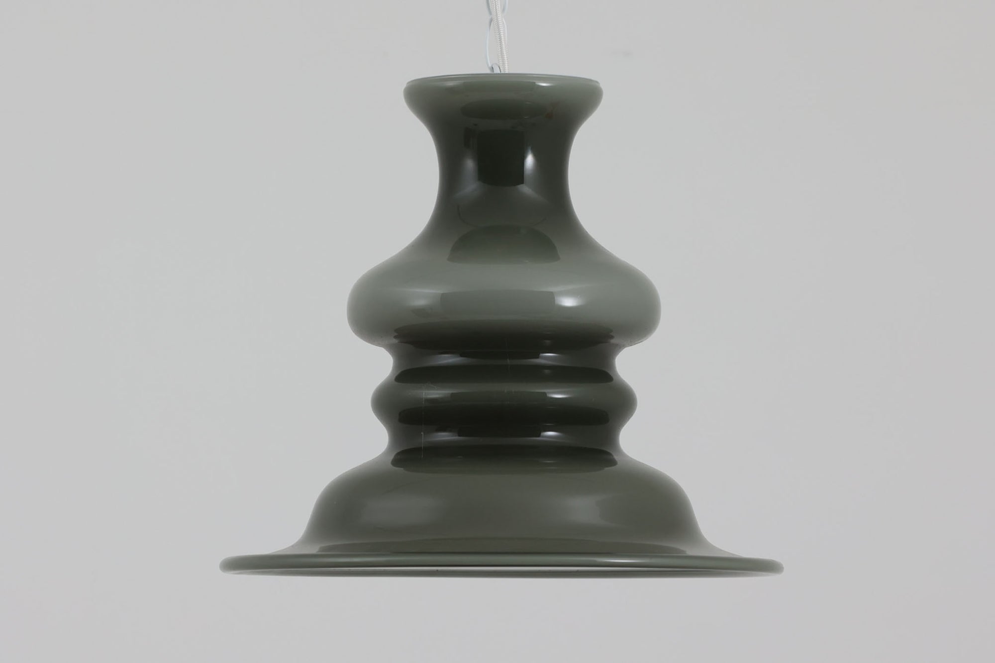 北欧より買い付けた、Holmgaard社製ビンテージランプです。「Bibliotek」シリーズです。デンマーク語で図書館という意味で厚みのあるオパールガラスが使用されており非常に高級感がございます。照明部分はデンマークを代表する照明メーカーFog & morup社によって作成されています。