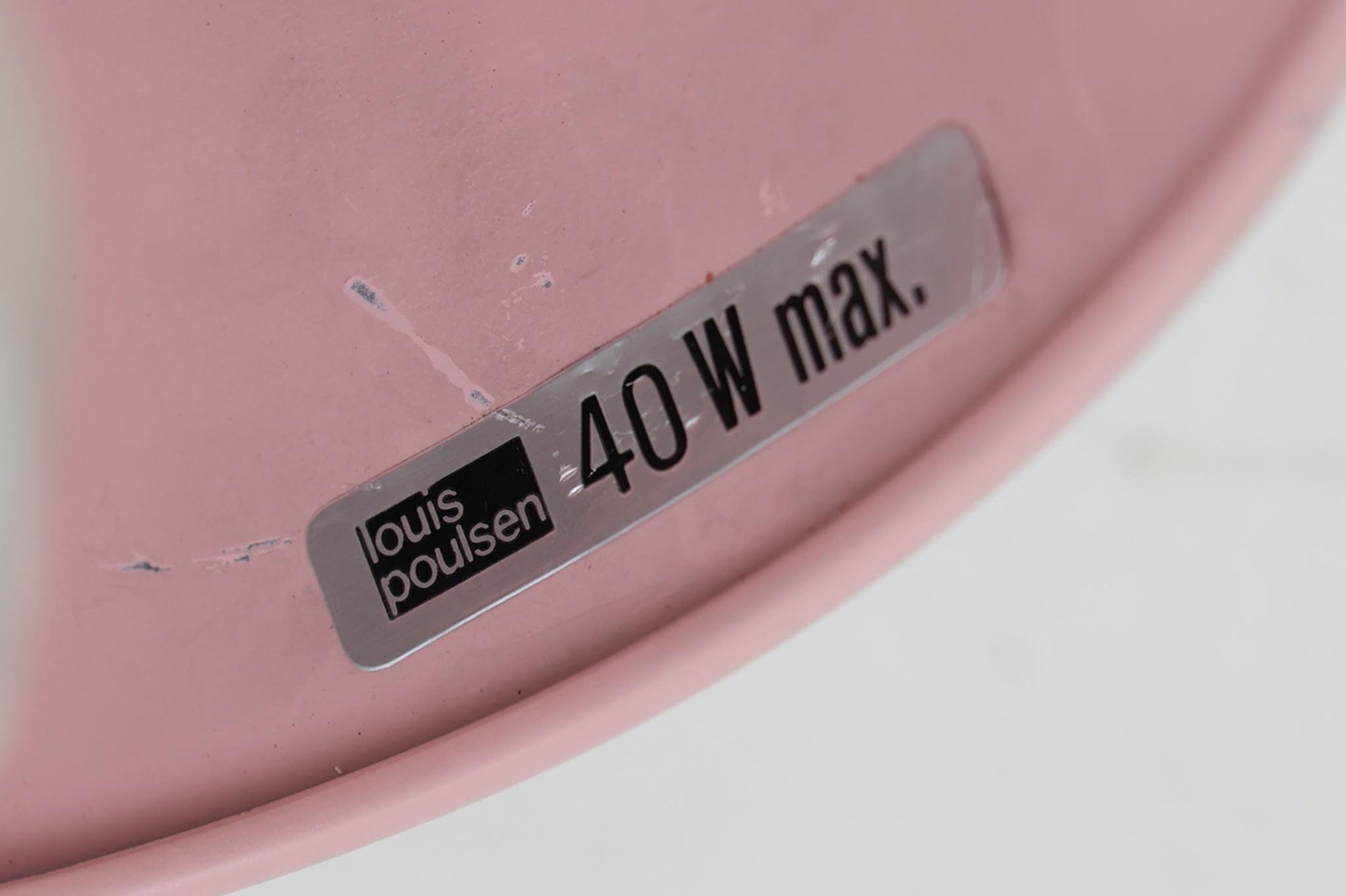 もともとへニングセンが自宅寝室のためにデザインし、1961年に発表したウォールライトで、温かみのある光を生むためシェード内面はローズ色に塗装されています。壁面でソフトな間接照明が得られ、広がり感のある空間をつくりだします。シェードが約60度可動するため、ベッドやソファーサイドの読書灯としても適しています。 