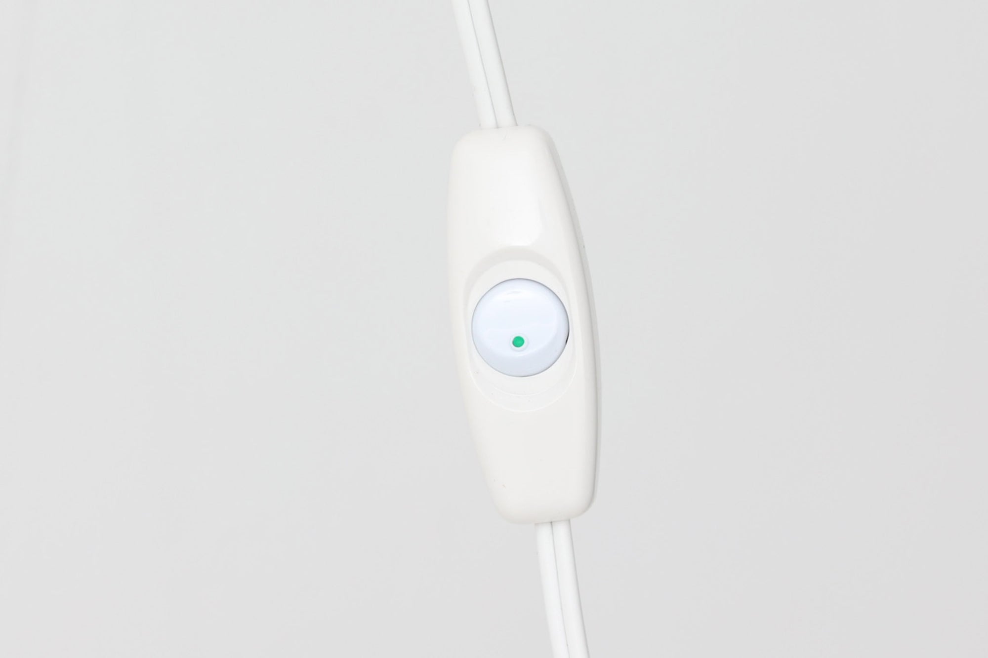 もともとへニングセンが自宅寝室のためにデザインし、1961年に発表したウォールライトで、温かみのある光を生むためシェード内面はローズ色に塗装されています。壁面でソフトな間接照明が得られ、広がり感のある空間をつくりだします。シェードが約60度可動するため、ベッドやソファーサイドの読書灯としても適しています。 