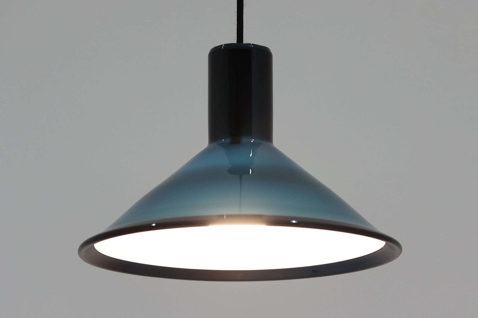 Holmgaard社のペンダントライトの中でも人気の「P&amp;T PENDEL」シリーズで内と外側の2層の色味が特徴的です。こちらはブルー色で現地でも中々見かけないレアカラーとなります。消灯＆点灯時にそれぞれ違った表情を見せてくれる素敵なデザインです。