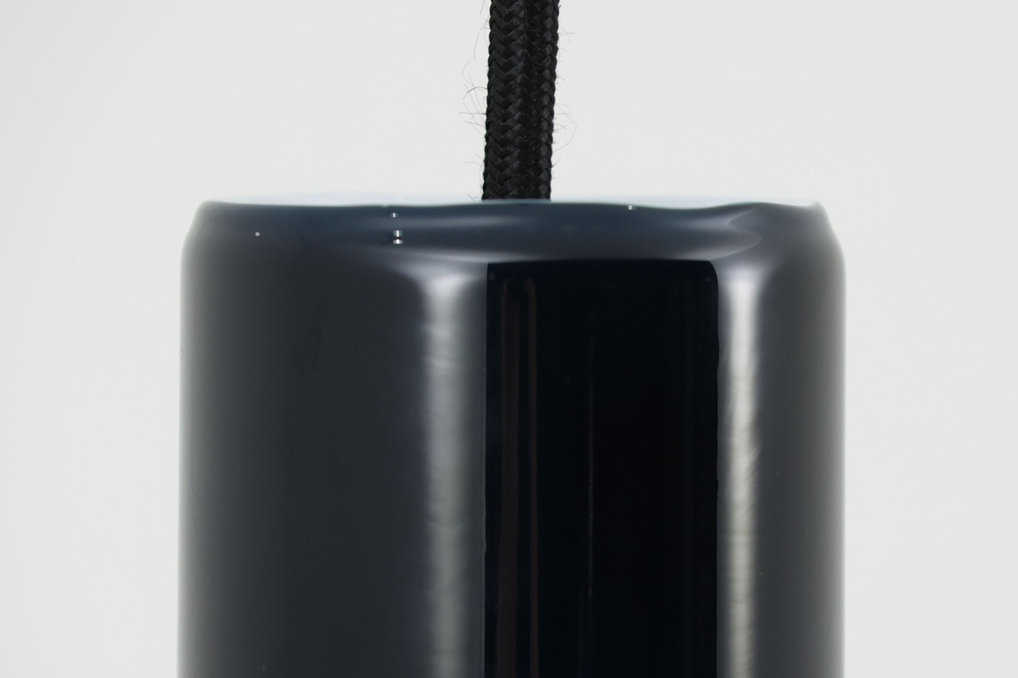 Holmgaard社のペンダントライトの中でも人気の「P&amp;T PENDEL」シリーズで内と外側の2層の色味が特徴的です。こちらはブルー色で現地でも中々見かけないレアカラーとなります。消灯＆点灯時にそれぞれ違った表情を見せてくれる素敵なデザインです。