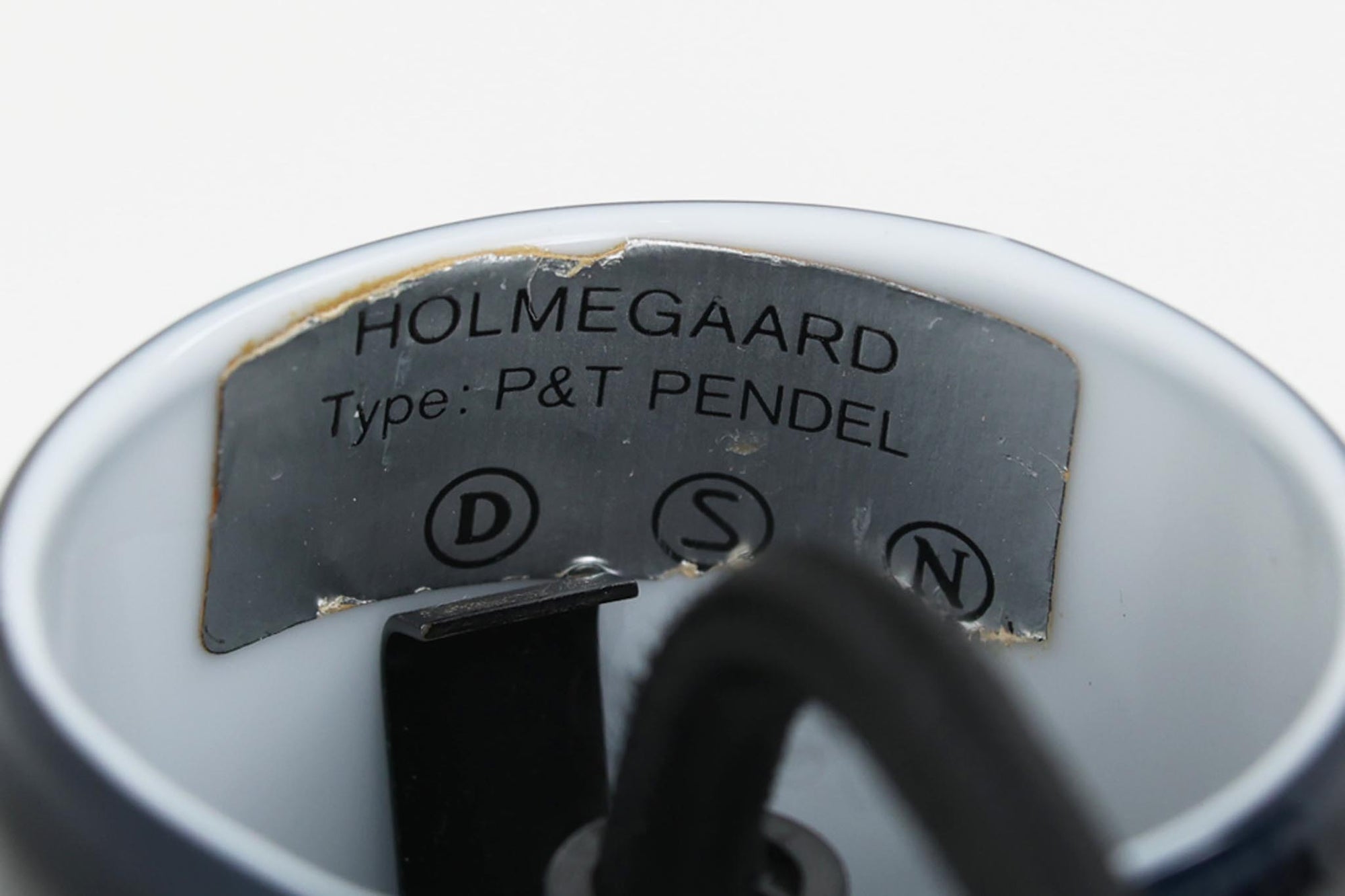 Holmgaard社のペンダントライトの中でも人気の「P&amp;T PENDEL」シリーズで内と外側の2層の色味が特徴的です。こちらはブルー色で現地でも中々見かけないレアカラーとなります。消灯＆点灯時にそれぞれ違った表情を見せてくれる素敵なデザインです。