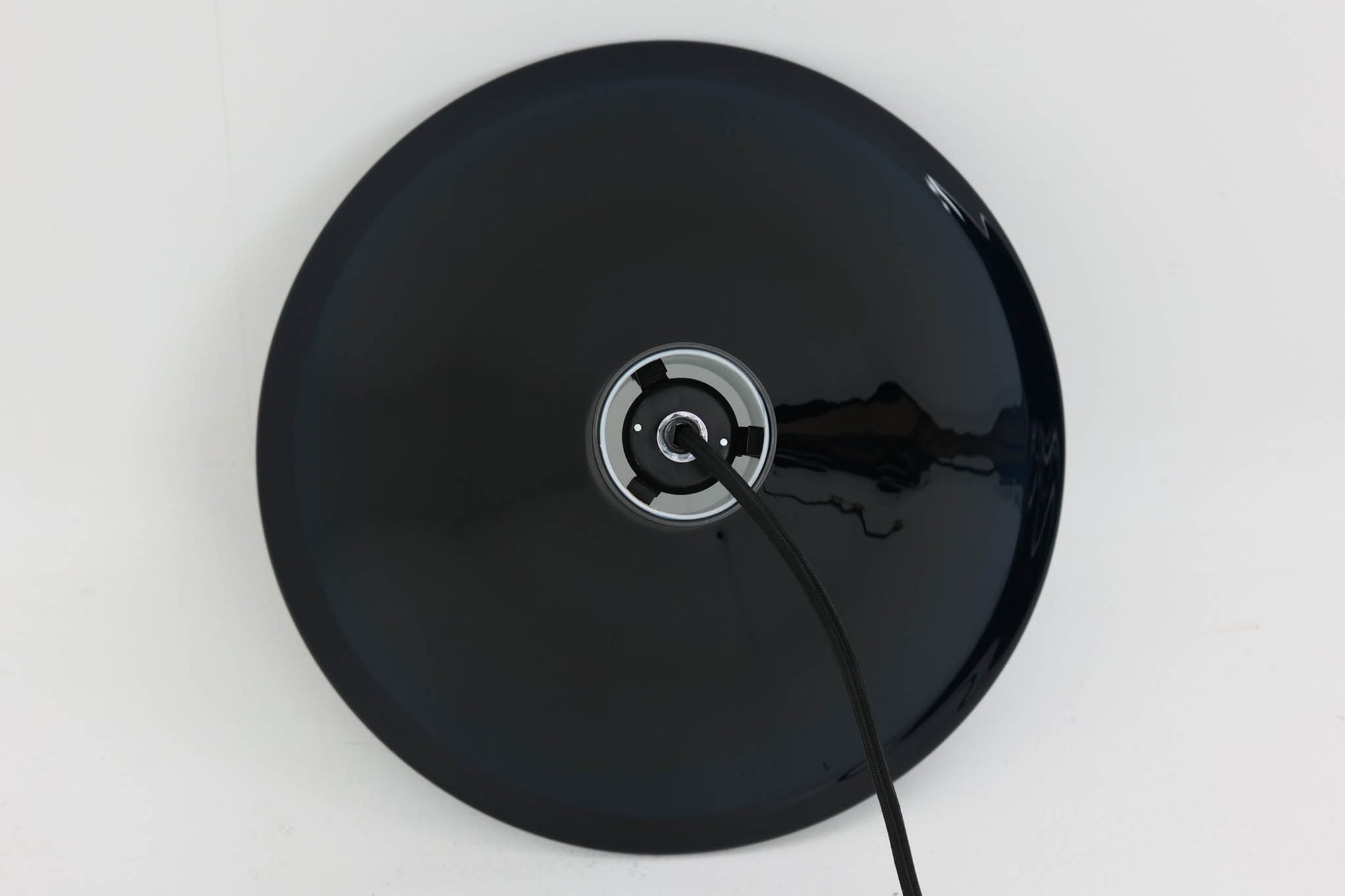 Holmgaard社のペンダントライトの中でも人気の「P&amp;T PENDEL」シリーズで内と外側の2層の色味が特徴的です。こちらはブルー色で現地でも中々見かけないレアカラーとなります。消灯＆点灯時にそれぞれ違った表情を見せてくれる素敵なデザインです。