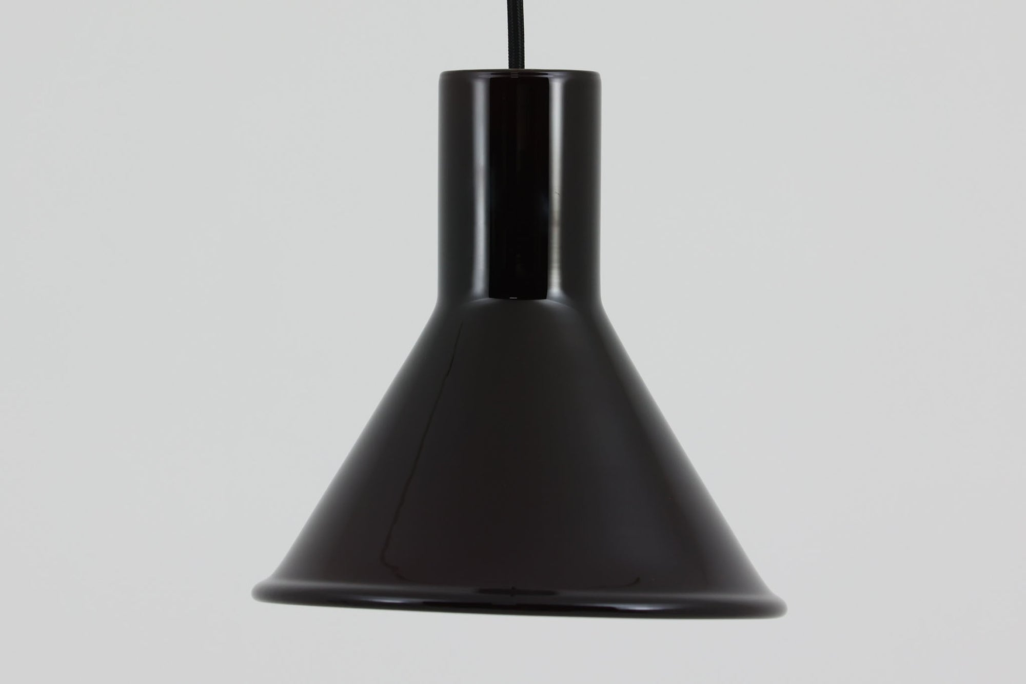 北欧より買い付けた、ホルムガード社製(現Royal Copenhagen)ビンテージランプです。照明部分はデンマークを代表する照明メーカーFog & morup社によって作成されています。Holmegaard 社のペンダントライトの中でも人気の「P&T PENDEL」シリーズで内と外側の2層の色味が特徴的です。消灯＆点灯時にそれぞれ違った表情を見せてくれる素敵なデザインです。