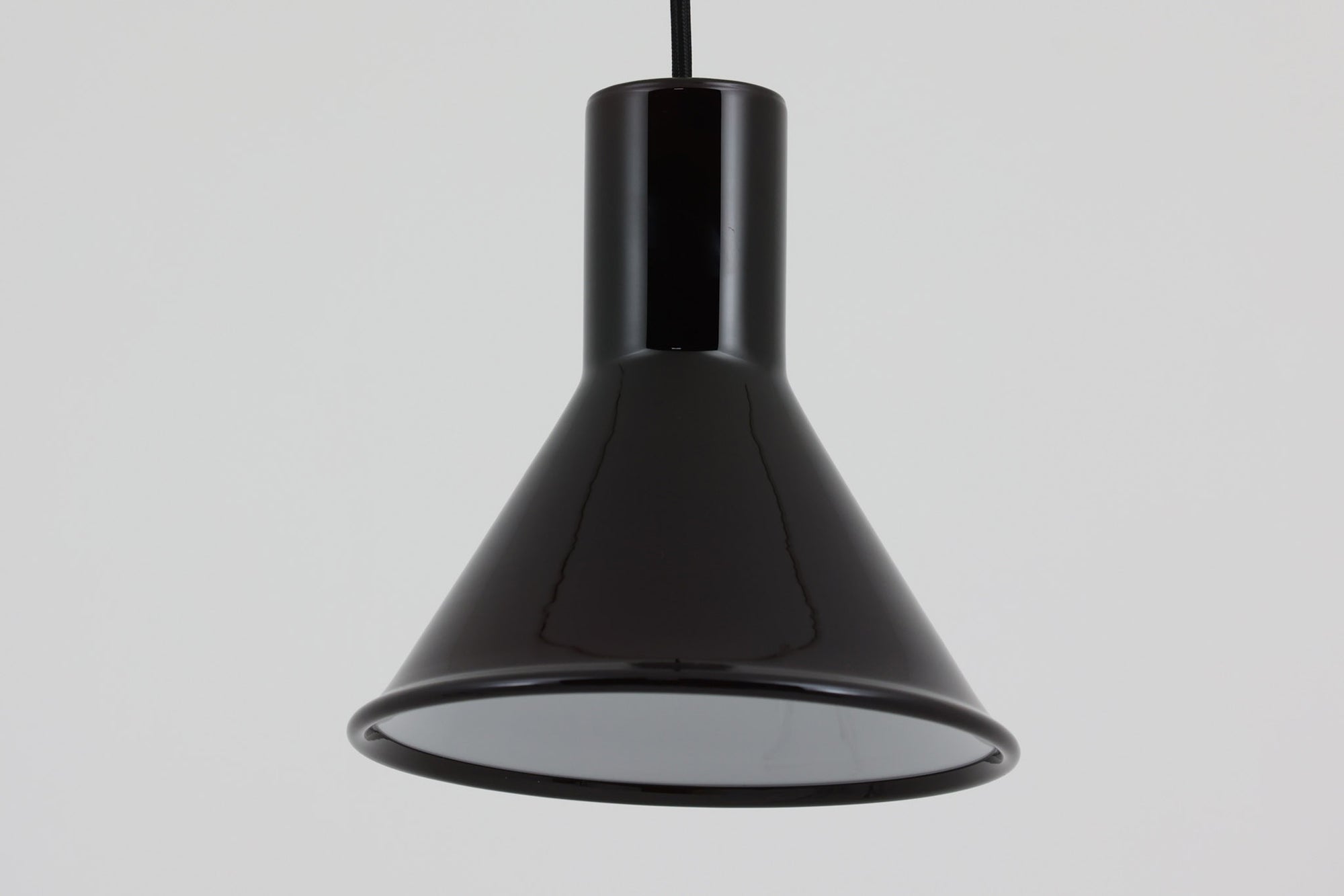 北欧より買い付けた、ホルムガード社製(現Royal Copenhagen)ビンテージランプです。照明部分はデンマークを代表する照明メーカーFog &amp; morup社によって作成されています。Holmegaard 社のペンダントライトの中でも人気の「P&amp;T PENDEL」シリーズで内と外側の2層の色味が特徴的です。消灯＆点灯時にそれぞれ違った表情を見せてくれる素敵なデザインです。