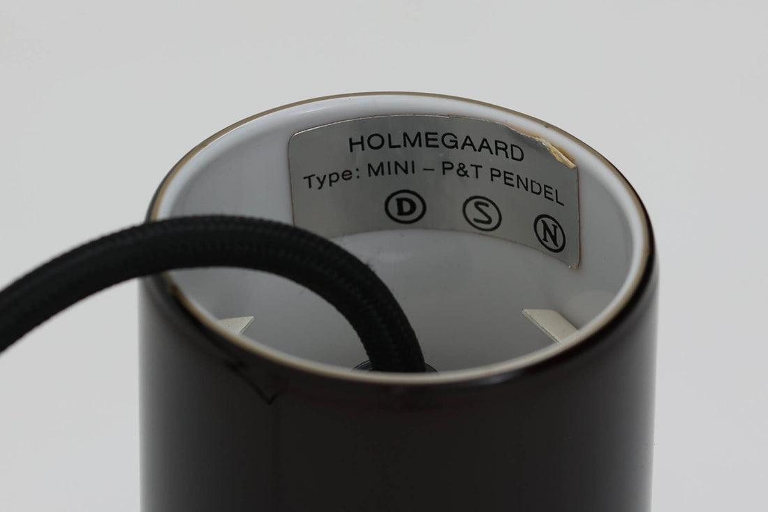 北欧より買い付けた、ホルムガード社製(現Royal Copenhagen)ビンテージランプです。照明部分はデンマークを代表する照明メーカーFog & morup社によって作成されています。Holmegaard 社のペンダントライトの中でも人気の「P&T PENDEL」シリーズで内と外側の2層の色味が特徴的です。消灯＆点灯時にそれぞれ違った表情を見せてくれる素敵なデザインです。