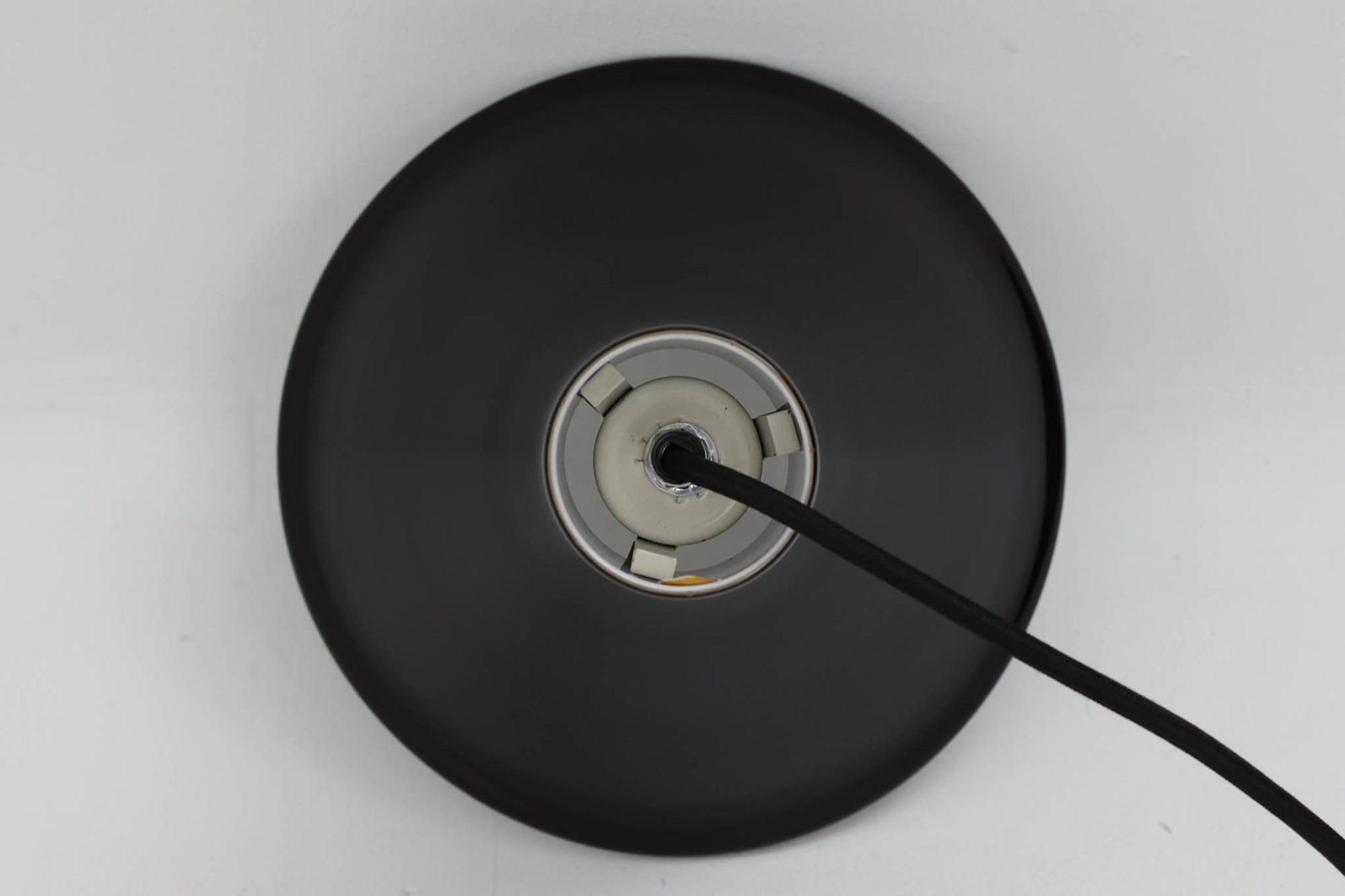 北欧より買い付けた、ホルムガード社製(現Royal Copenhagen)ビンテージランプです。照明部分はデンマークを代表する照明メーカーFog &amp; morup社によって作成されています。Holmegaard 社のペンダントライトの中でも人気の「P&amp;T PENDEL」シリーズで内と外側の2層の色味が特徴的です。消灯＆点灯時にそれぞれ違った表情を見せてくれる素敵なデザインです。