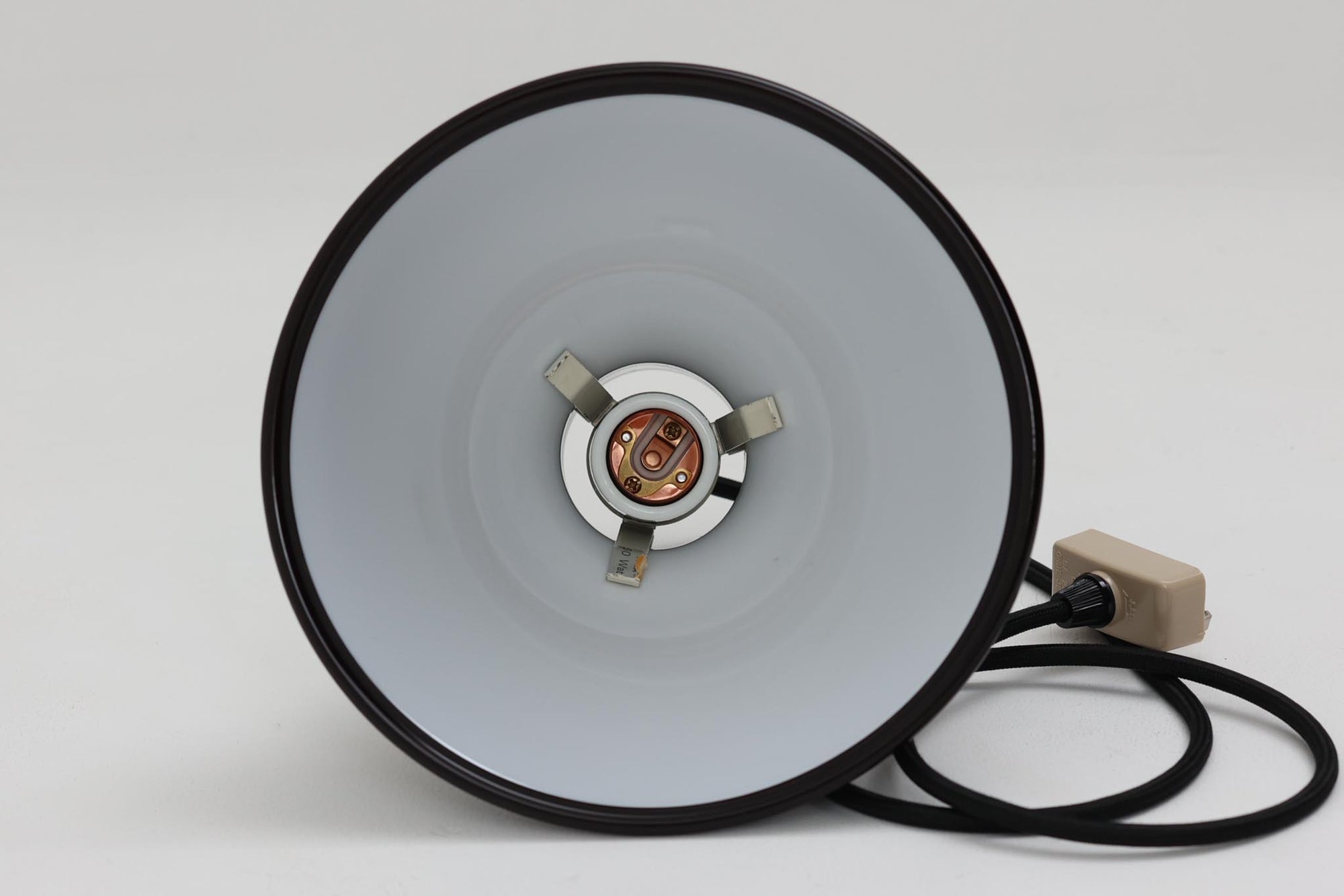 北欧より買い付けた、ホルムガード社製(現Royal Copenhagen)ビンテージランプです。照明部分はデンマークを代表する照明メーカーFog &amp; morup社によって作成されています。Holmegaard 社のペンダントライトの中でも人気の「P&amp;T PENDEL」シリーズで内と外側の2層の色味が特徴的です。消灯＆点灯時にそれぞれ違った表情を見せてくれる素敵なデザインです。