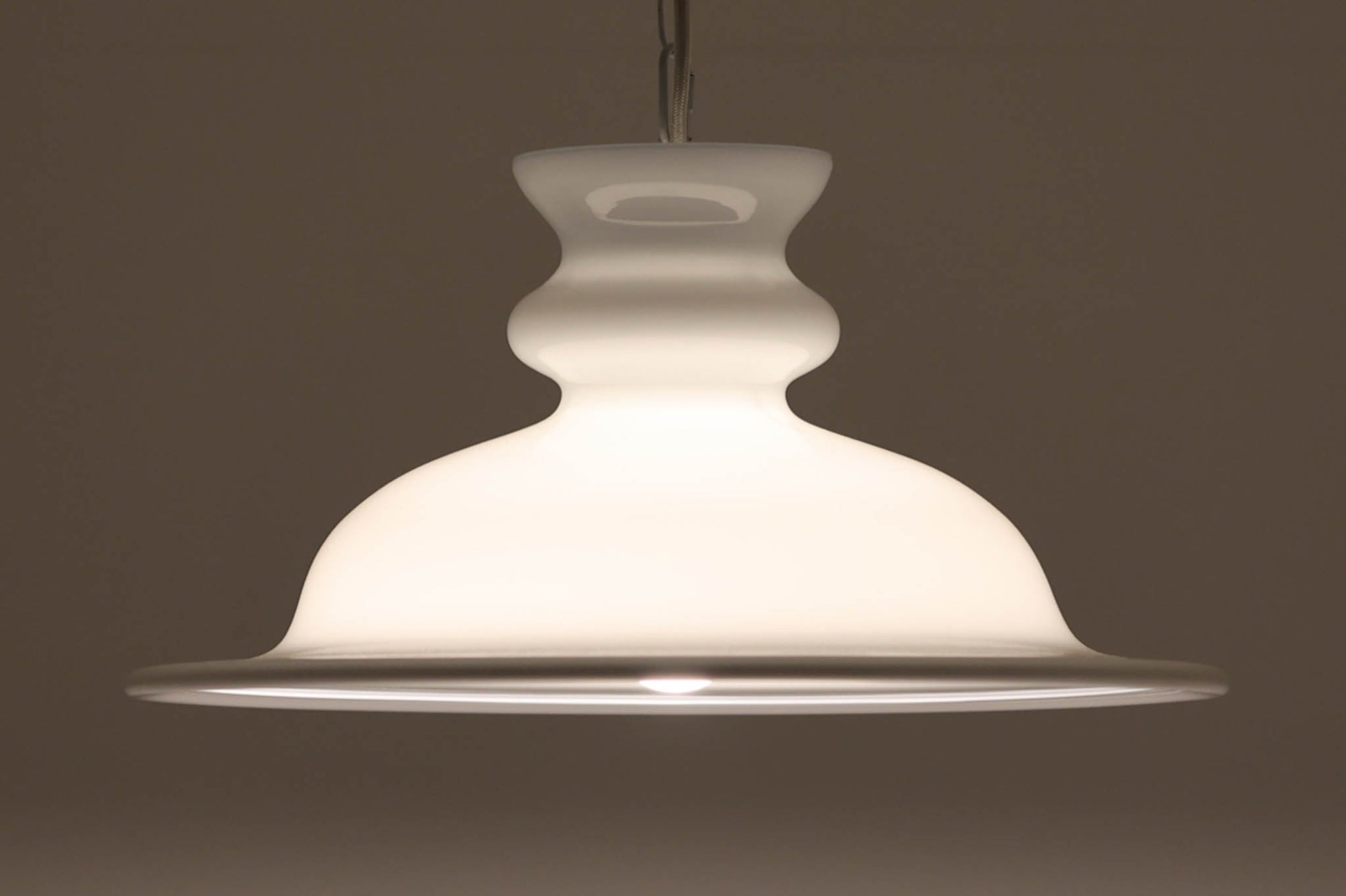 北欧より買い付けた、Holmgaard社製(現Royal Copenhagen)ビンテージランプです。「Tivoli」シリーズです。Tivoliシリーズは、その名の通り、デンマークのコペンハーゲンにある有名な公園「チボリ公園」にインスパイアを受けたデザインが特徴です。この公園の幻想的で優雅な雰囲気を反映させるため、Tivoliシリーズのアイテムはシンプルでありながら優美なラインを持ち、ガラスの透明感や色合い、反射や屈折が美しいディテールを持っています。