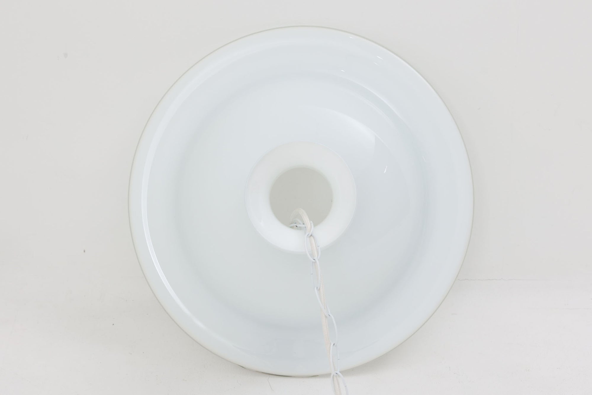 北欧より買い付けた、Holmgaard社製(現Royal Copenhagen)ビンテージランプです。「Tivoli」シリーズです。Tivoliシリーズは、その名の通り、デンマークのコペンハーゲンにある有名な公園「チボリ公園」にインスパイアを受けたデザインが特徴です。この公園の幻想的で優雅な雰囲気を反映させるため、Tivoliシリーズのアイテムはシンプルでありながら優美なラインを持ち、ガラスの透明感や色合い、反射や屈折が美しいディテールを持っています。