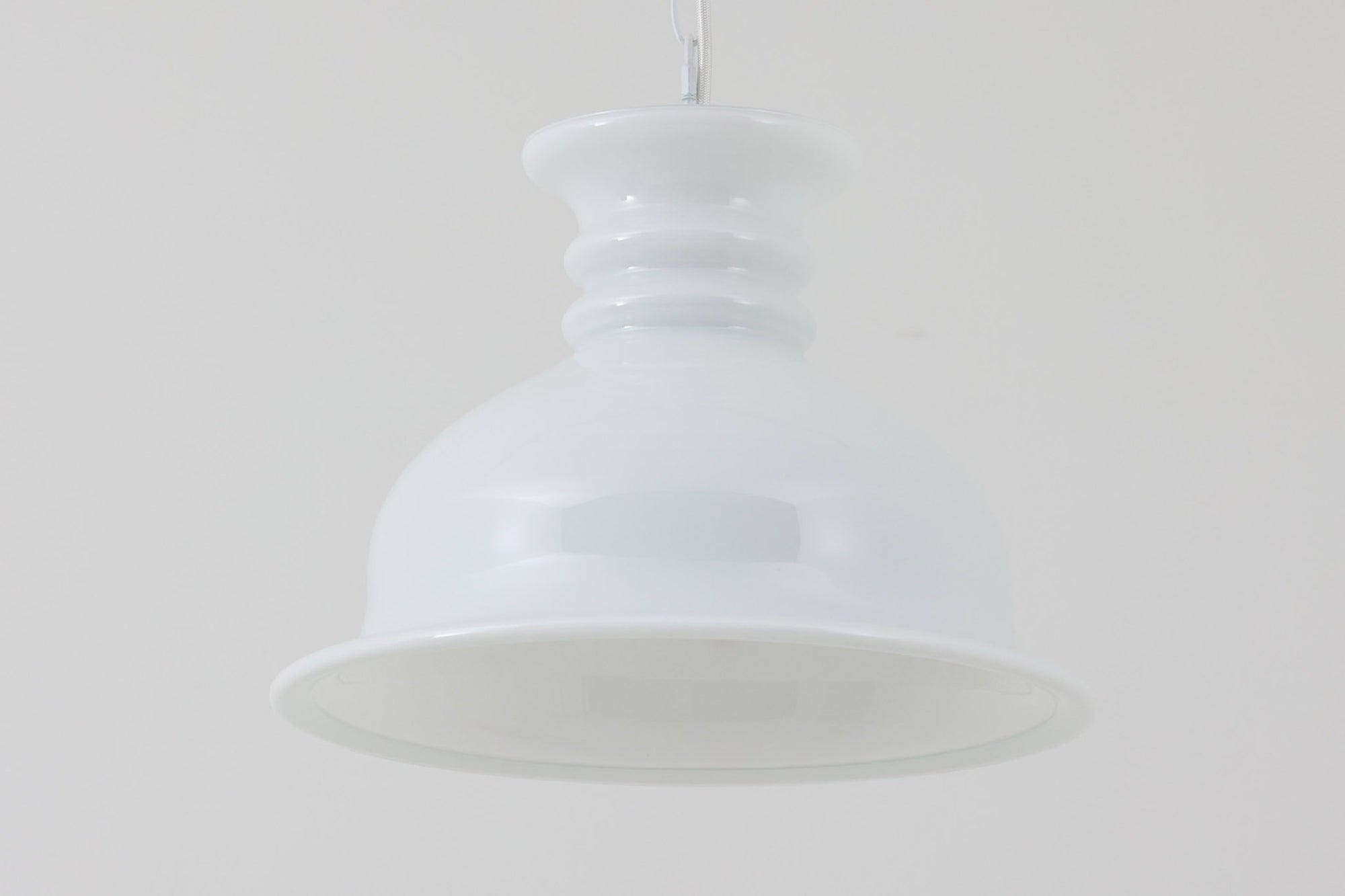 北欧より買い付けた、Holmgaard社製(現Royal Copenhagen)ビンテージランプです。「Kropendel」シリーズです。シリーズ名の「Kropendel」は、「命の源」を意味し、まさにその名の通り、空間に生命力を吹き込むような魅力を持っています。このシリーズは、Holmegaardならではの厚みのある高品質なオパールガラスが使用されており、職人によってひとつひとつ手作業で仕上げられています。光を受けて美しく反射するガラスの質感と、シンプルでありながら存在感のあるデザインが、どんな空間にも調和します。