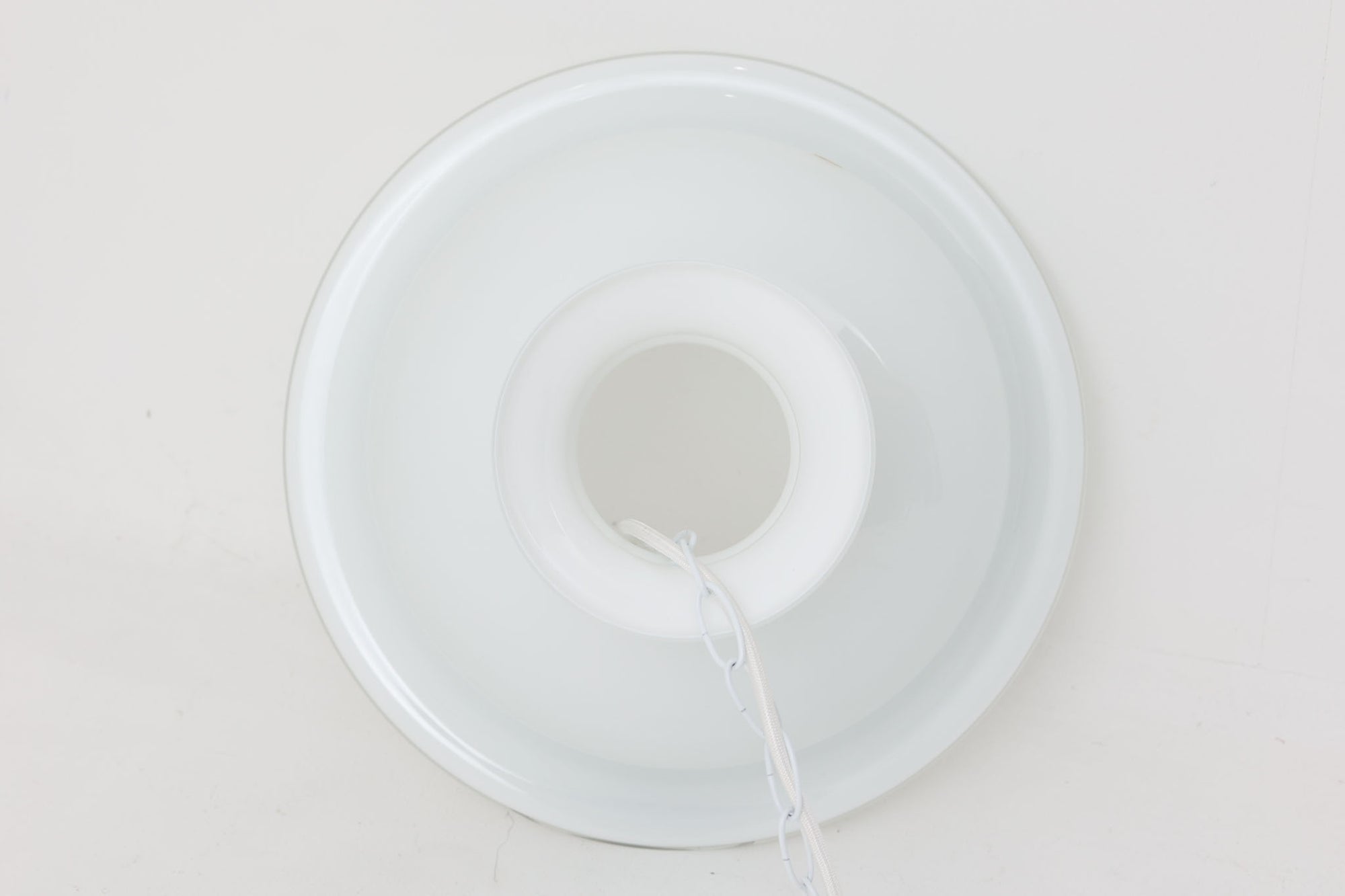 北欧より買い付けた、Holmgaard社製(現Royal Copenhagen)ビンテージランプです。「Kropendel」シリーズです。シリーズ名の「Kropendel」は、「命の源」を意味し、まさにその名の通り、空間に生命力を吹き込むような魅力を持っています。このシリーズは、Holmegaardならではの厚みのある高品質なオパールガラスが使用されており、職人によってひとつひとつ手作業で仕上げられています。光を受けて美しく反射するガラスの質感と、シンプルでありながら存在感のあるデザインが、どんな空間にも調和します。