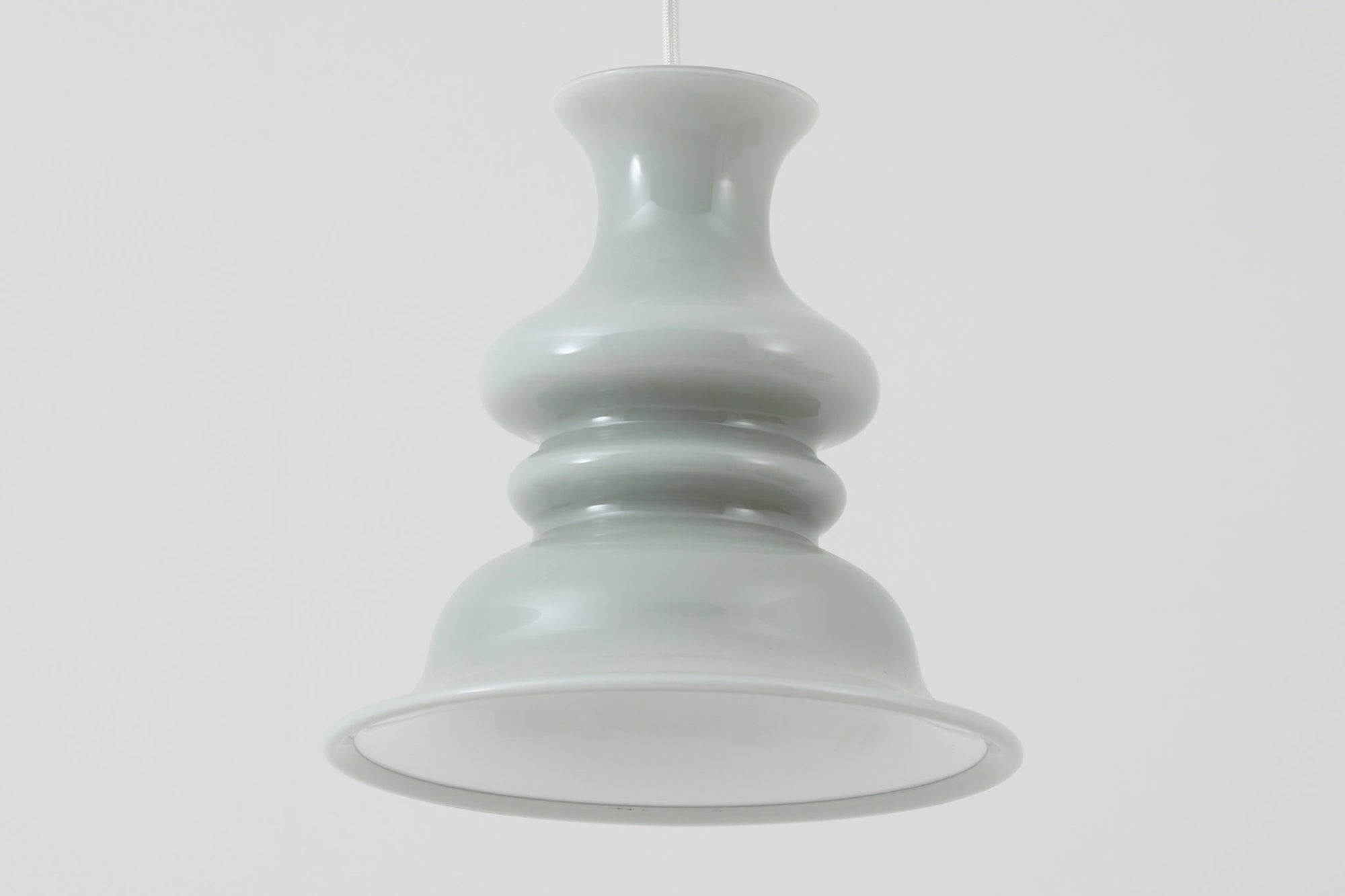 北欧より買い付けた、Holmgaard社製ビンテージランプです。「Bibliotek」シリーズです。デンマーク語で図書館という意味で厚みのあるオパールガラスが使用されており非常に高級感がございます。照明部分はデンマークを代表する照明メーカーFog &amp; morup社によって作成されています。