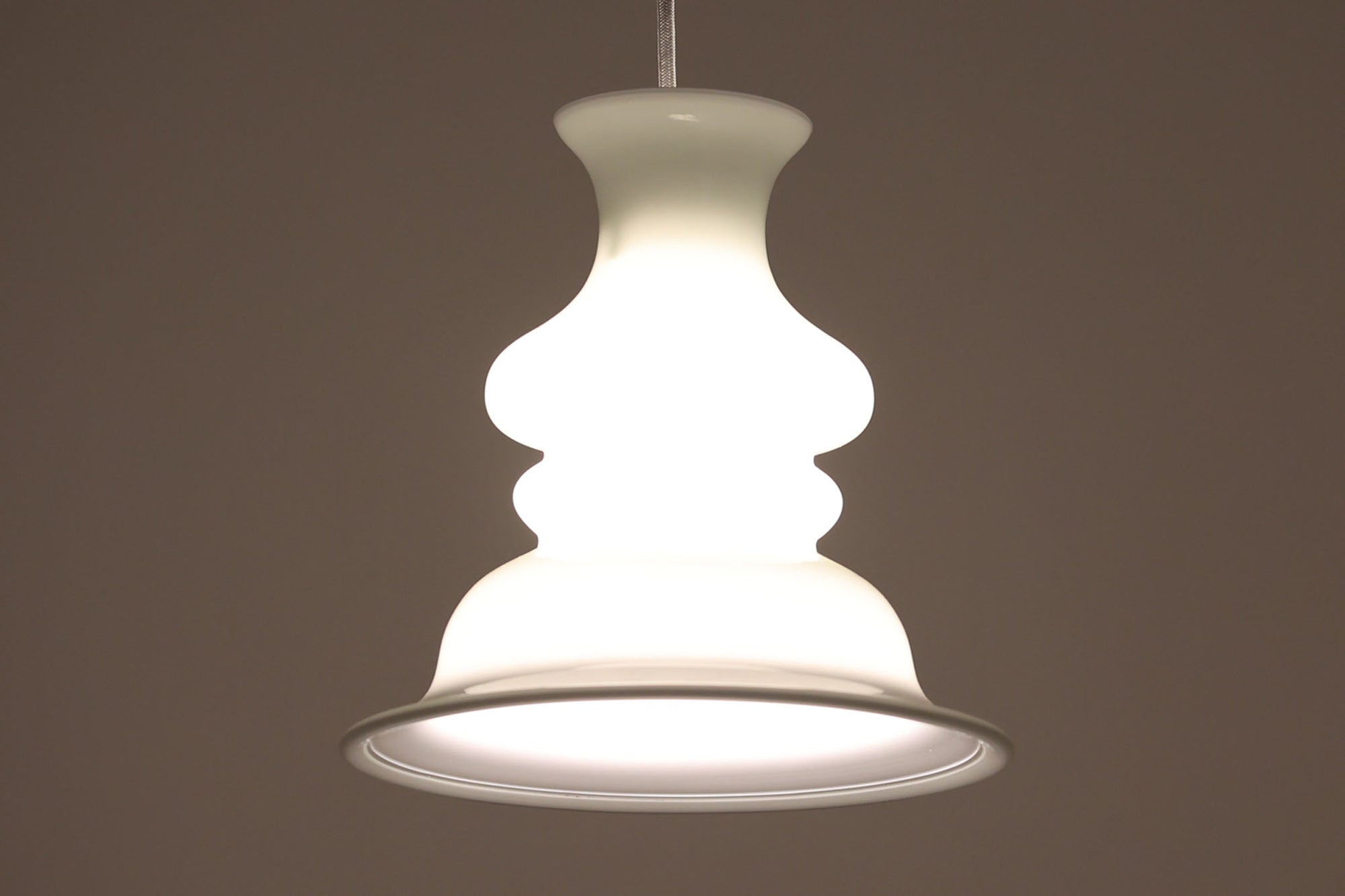 北欧より買い付けた、Holmgaard社製ビンテージランプです。「Bibliotek」シリーズです。デンマーク語で図書館という意味で厚みのあるオパールガラスが使用されており非常に高級感がございます。照明部分はデンマークを代表する照明メーカーFog &amp; morup社によって作成されています。