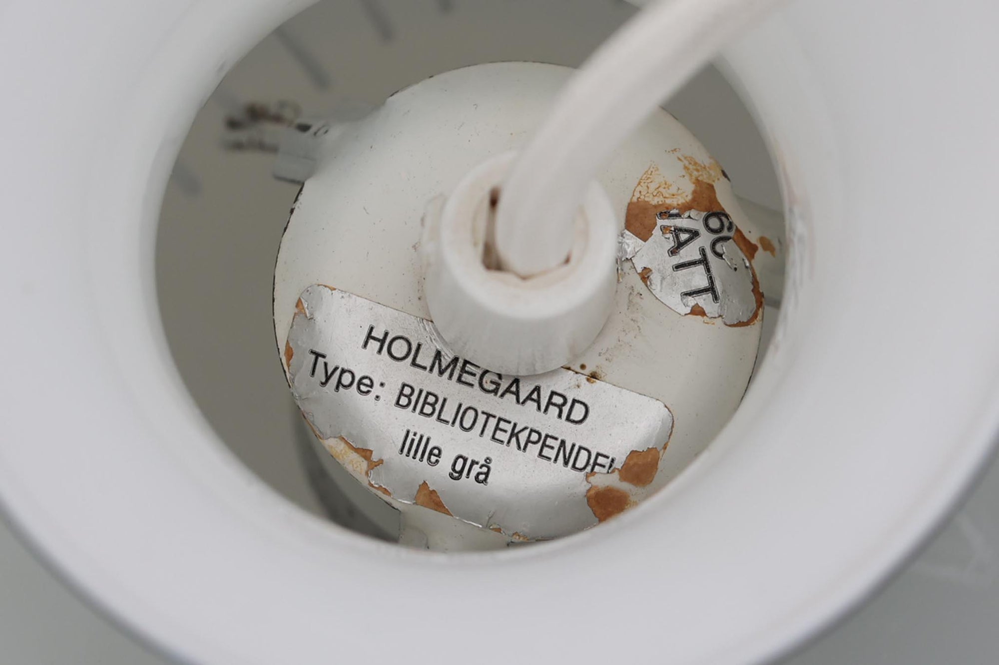 北欧より買い付けた、Holmgaard社製ビンテージランプです。「Bibliotek」シリーズです。デンマーク語で図書館という意味で厚みのあるオパールガラスが使用されており非常に高級感がございます。照明部分はデンマークを代表する照明メーカーFog &amp; morup社によって作成されています。