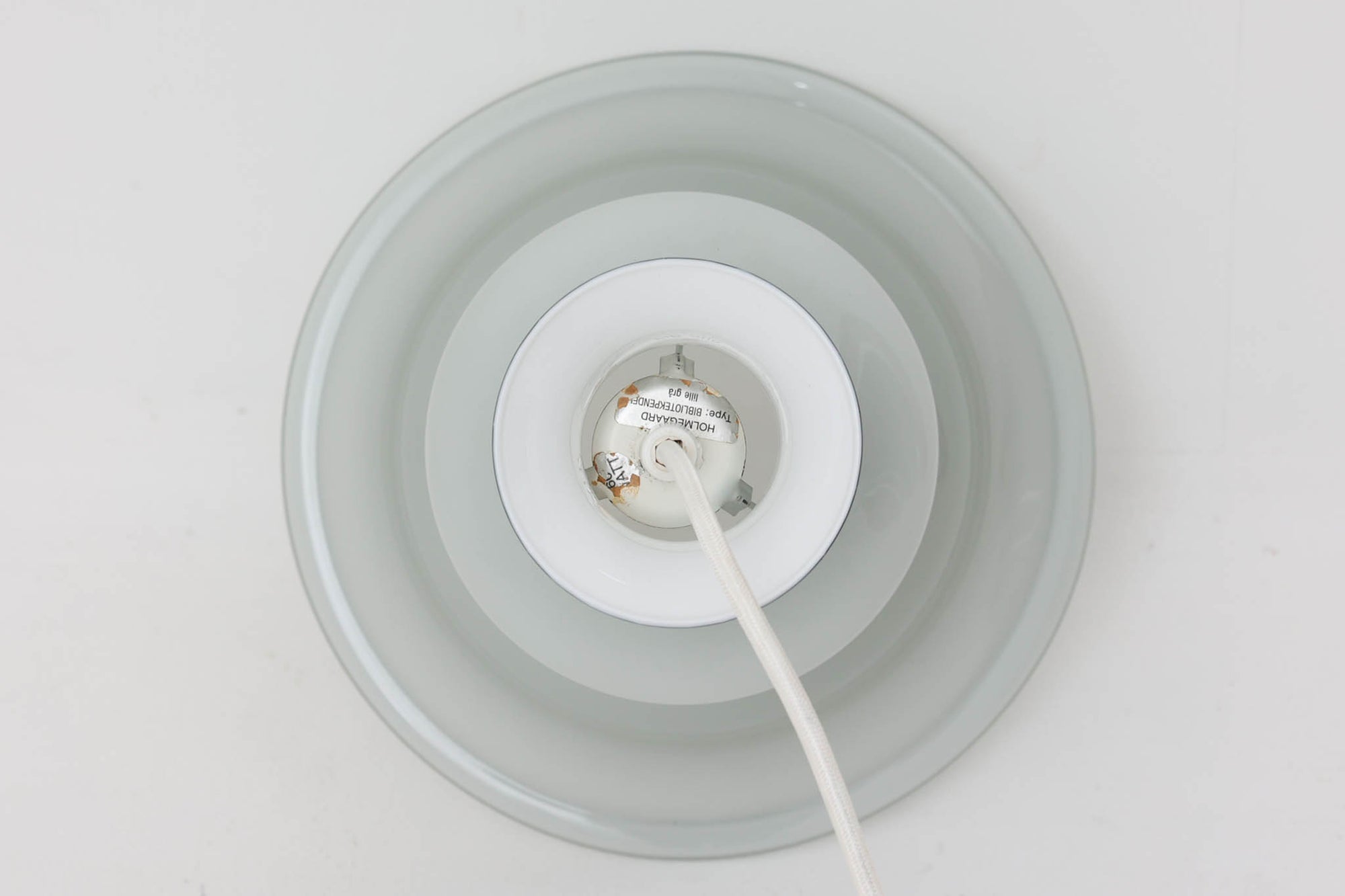 北欧より買い付けた、Holmgaard社製ビンテージランプです。「Bibliotek」シリーズです。デンマーク語で図書館という意味で厚みのあるオパールガラスが使用されており非常に高級感がございます。照明部分はデンマークを代表する照明メーカーFog &amp; morup社によって作成されています。