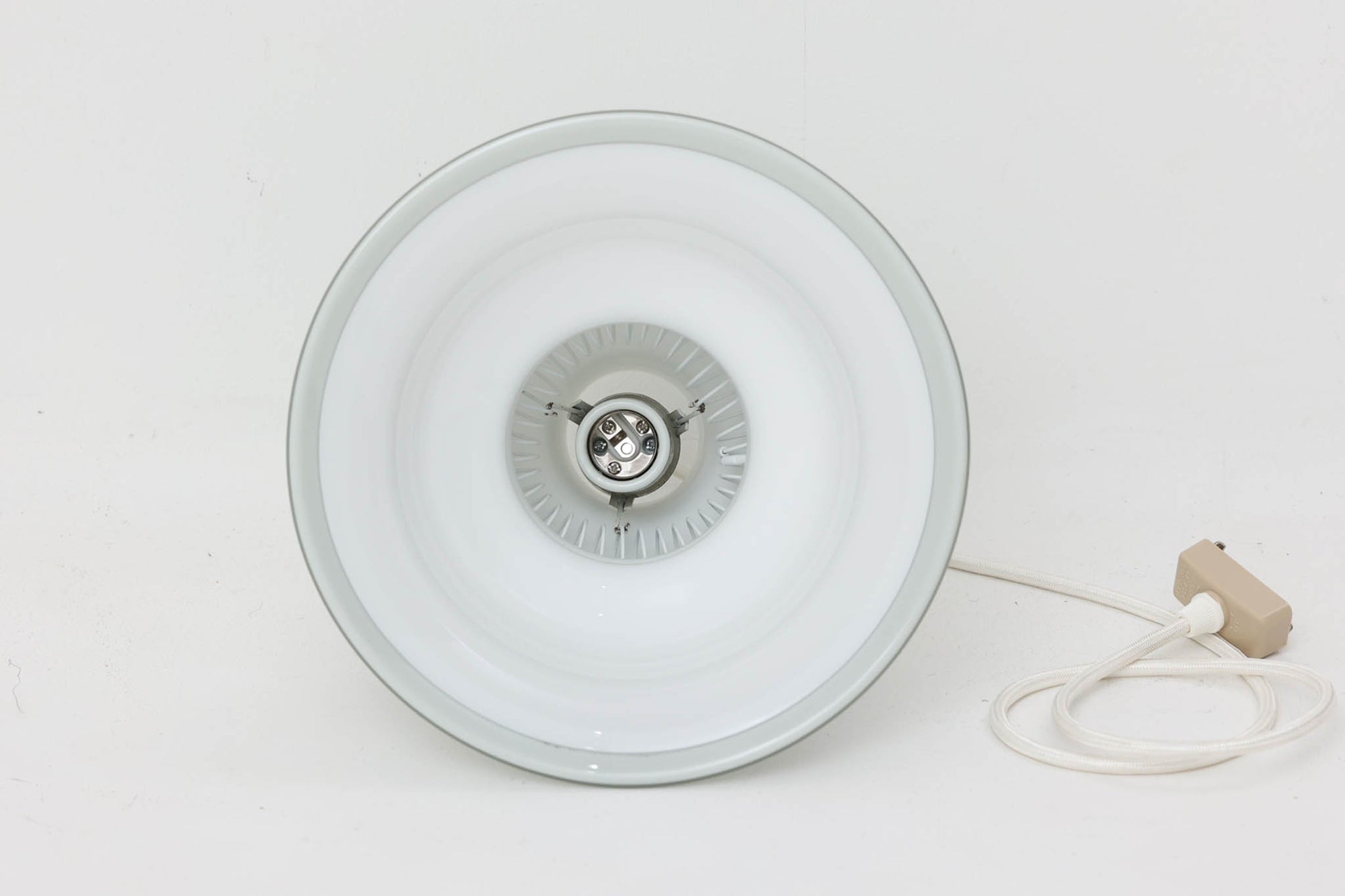 北欧より買い付けた、Holmgaard社製ビンテージランプです。「Bibliotek」シリーズです。デンマーク語で図書館という意味で厚みのあるオパールガラスが使用されており非常に高級感がございます。照明部分はデンマークを代表する照明メーカーFog &amp; morup社によって作成されています。