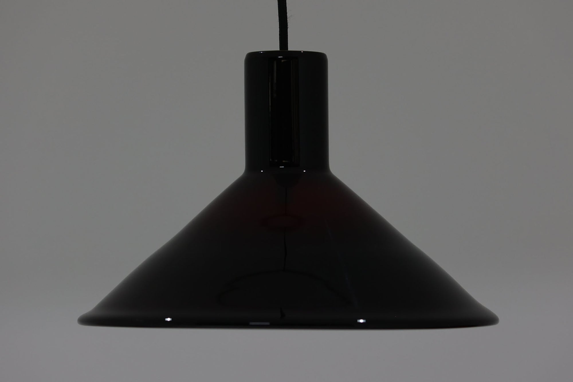 北欧より買い付けた、Holmgaard社製ビンテージランプです。照明部分はデンマークを代表する照明メーカーFog & morup社によって作成されています。Holmgaard社のペンダントライトの中でも人気の「P&T PENDEL」シリーズで内と外側の2層の色味が特徴的です。消灯＆点灯時にそれぞれ違った表情を見せてくれる素敵なデザインです。