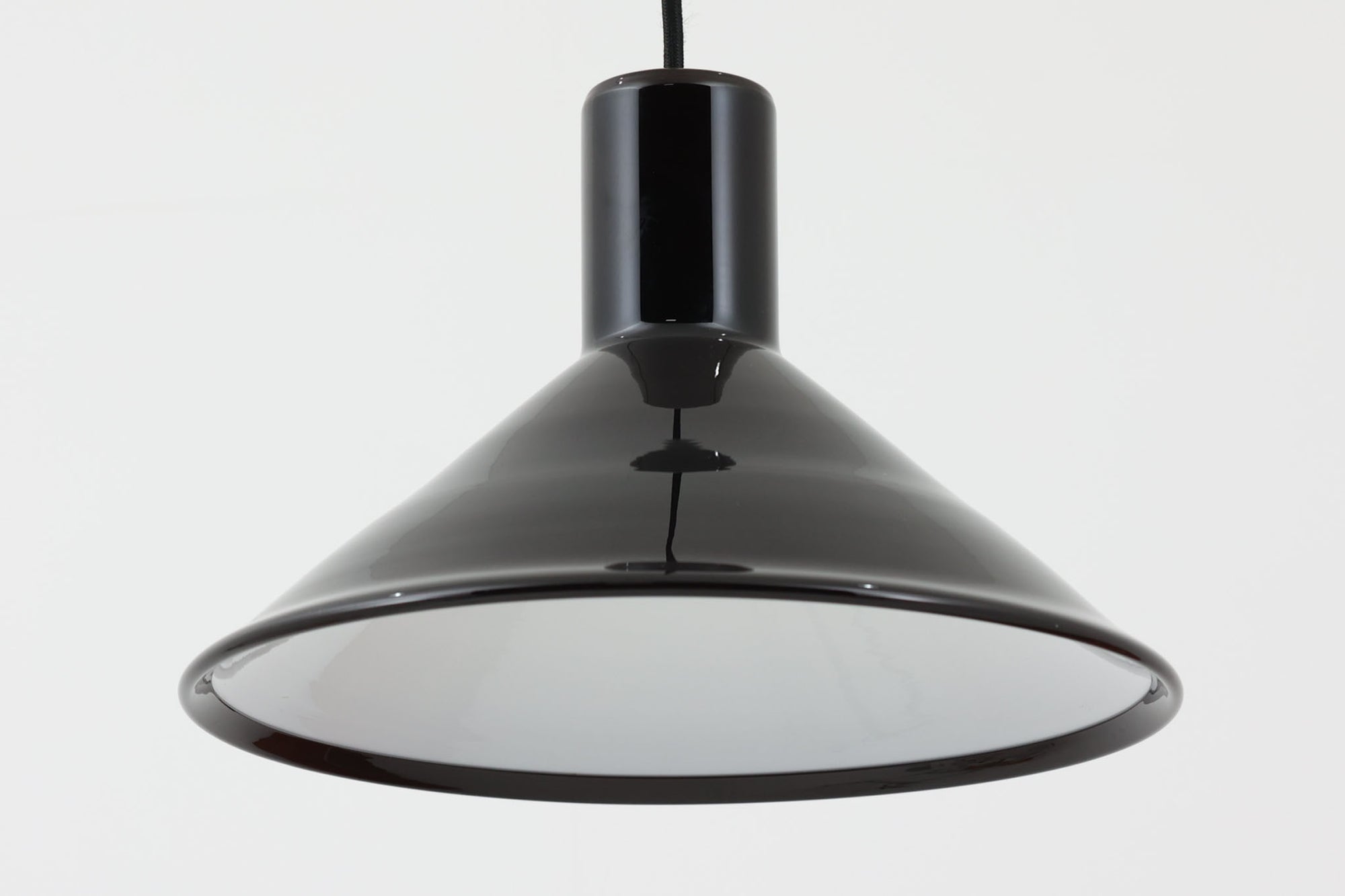 北欧より買い付けた、Holmgaard社製ビンテージランプです。照明部分はデンマークを代表する照明メーカーFog &amp; morup社によって作成されています。Holmgaard社のペンダントライトの中でも人気の「P&amp;T PENDEL」シリーズで内と外側の2層の色味が特徴的です。消灯＆点灯時にそれぞれ違った表情を見せてくれる素敵なデザインです。