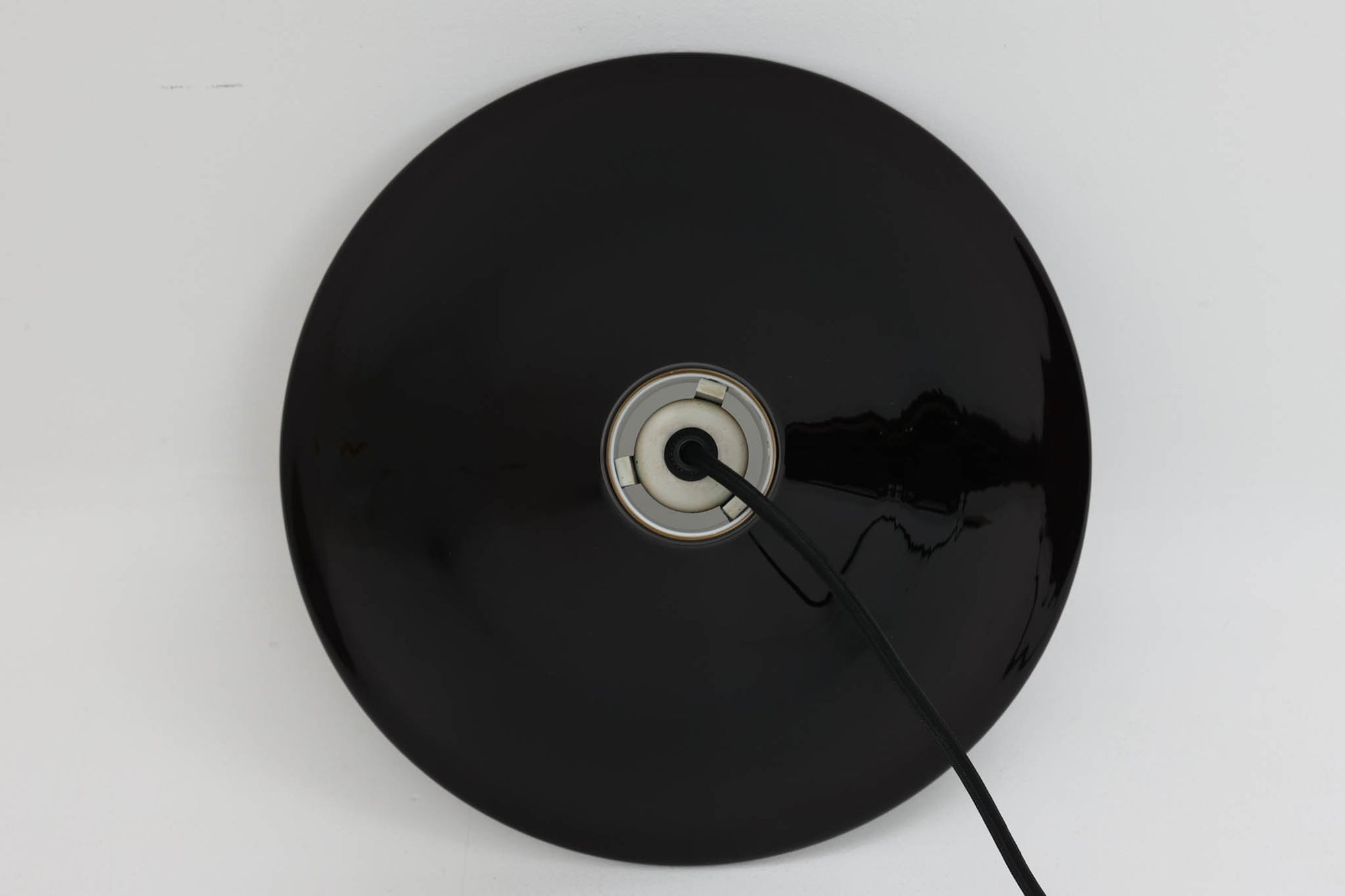 北欧より買い付けた、Holmgaard社製ビンテージランプです。照明部分はデンマークを代表する照明メーカーFog &amp; morup社によって作成されています。Holmgaard社のペンダントライトの中でも人気の「P&amp;T PENDEL」シリーズで内と外側の2層の色味が特徴的です。消灯＆点灯時にそれぞれ違った表情を見せてくれる素敵なデザインです。