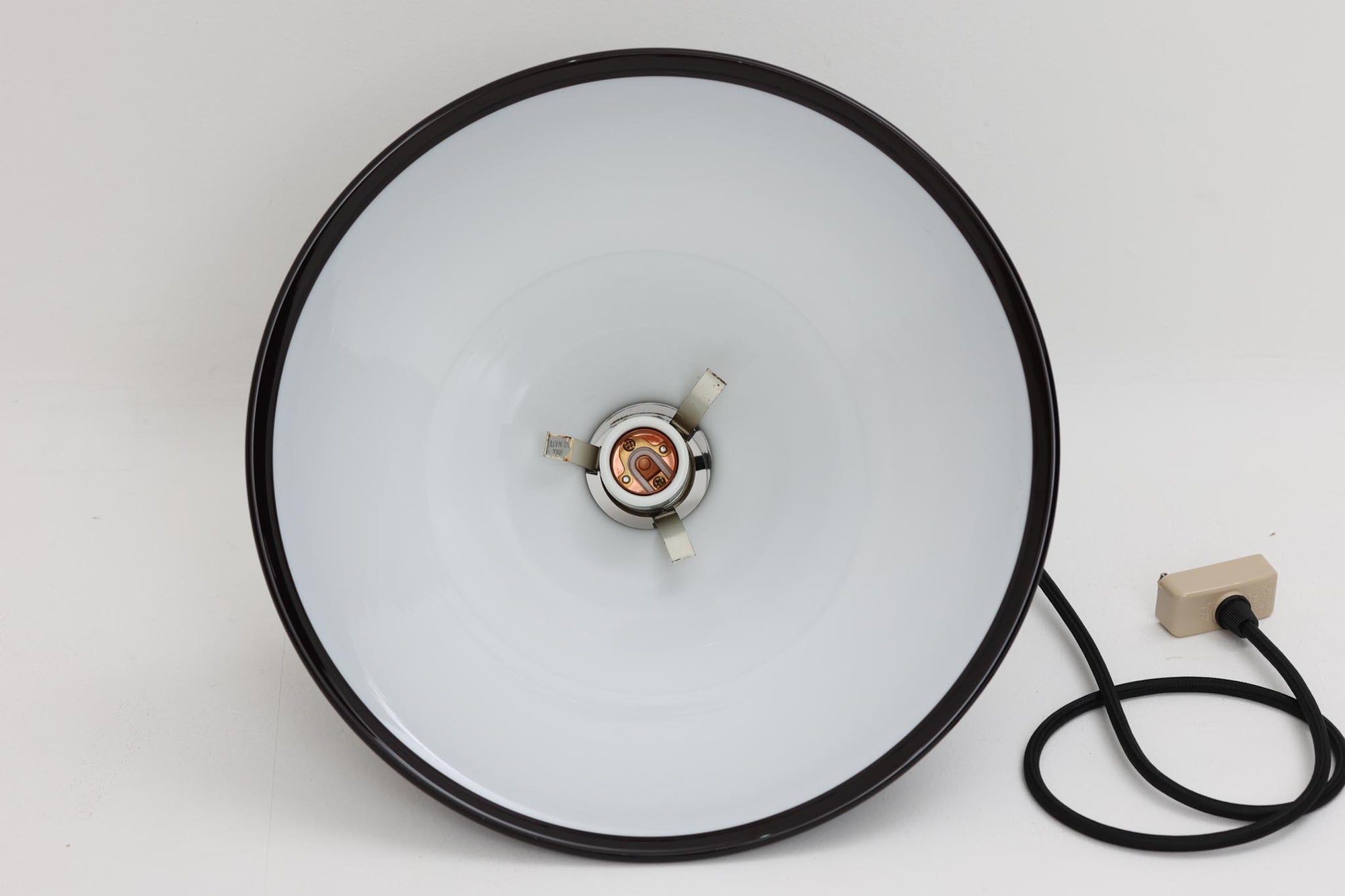 北欧より買い付けた、Holmgaard社製ビンテージランプです。照明部分はデンマークを代表する照明メーカーFog &amp; morup社によって作成されています。Holmgaard社のペンダントライトの中でも人気の「P&amp;T PENDEL」シリーズで内と外側の2層の色味が特徴的です。消灯＆点灯時にそれぞれ違った表情を見せてくれる素敵なデザインです。