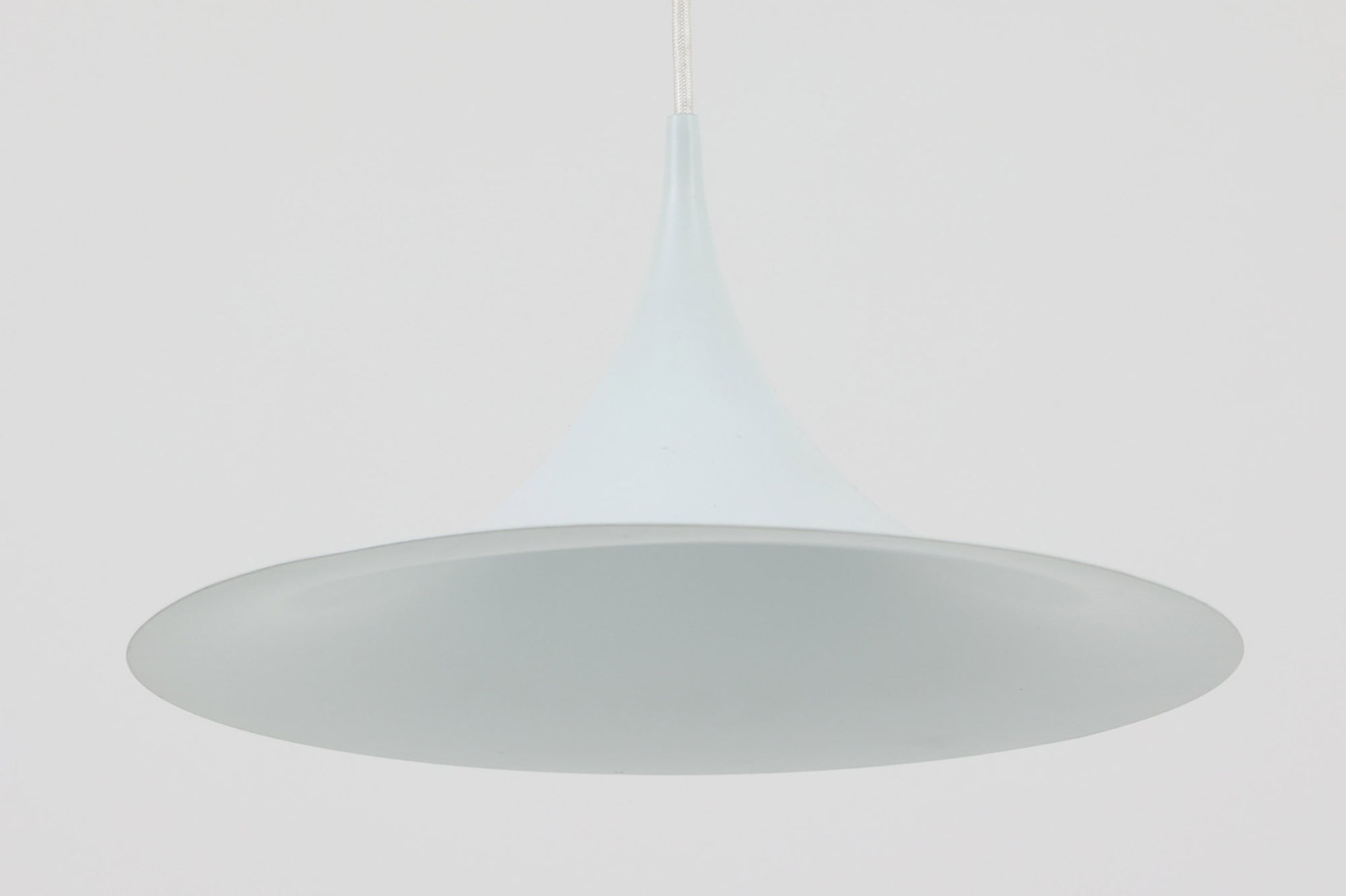 1967年にClaus Bonderup &amp; Torsten Thorupによってデザインされた名作照明「Semi pendant lamp」です。一枚のアルミ板を絞り出す高度な技術によって美しいラインは形成されています。