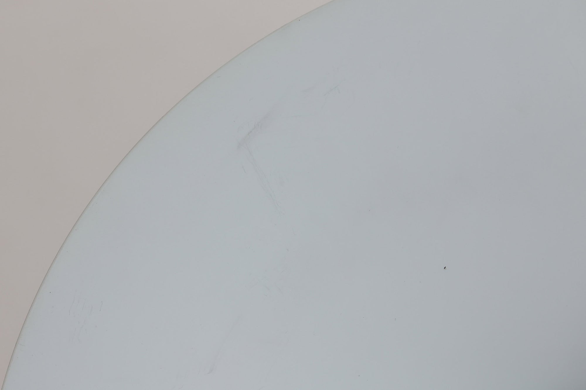 1967年にClaus Bonderup &amp; Torsten Thorupによってデザインされた名作照明「Semi pendant lamp」です。一枚のアルミ板を絞り出す高度な技術によって美しいラインは形成されています。