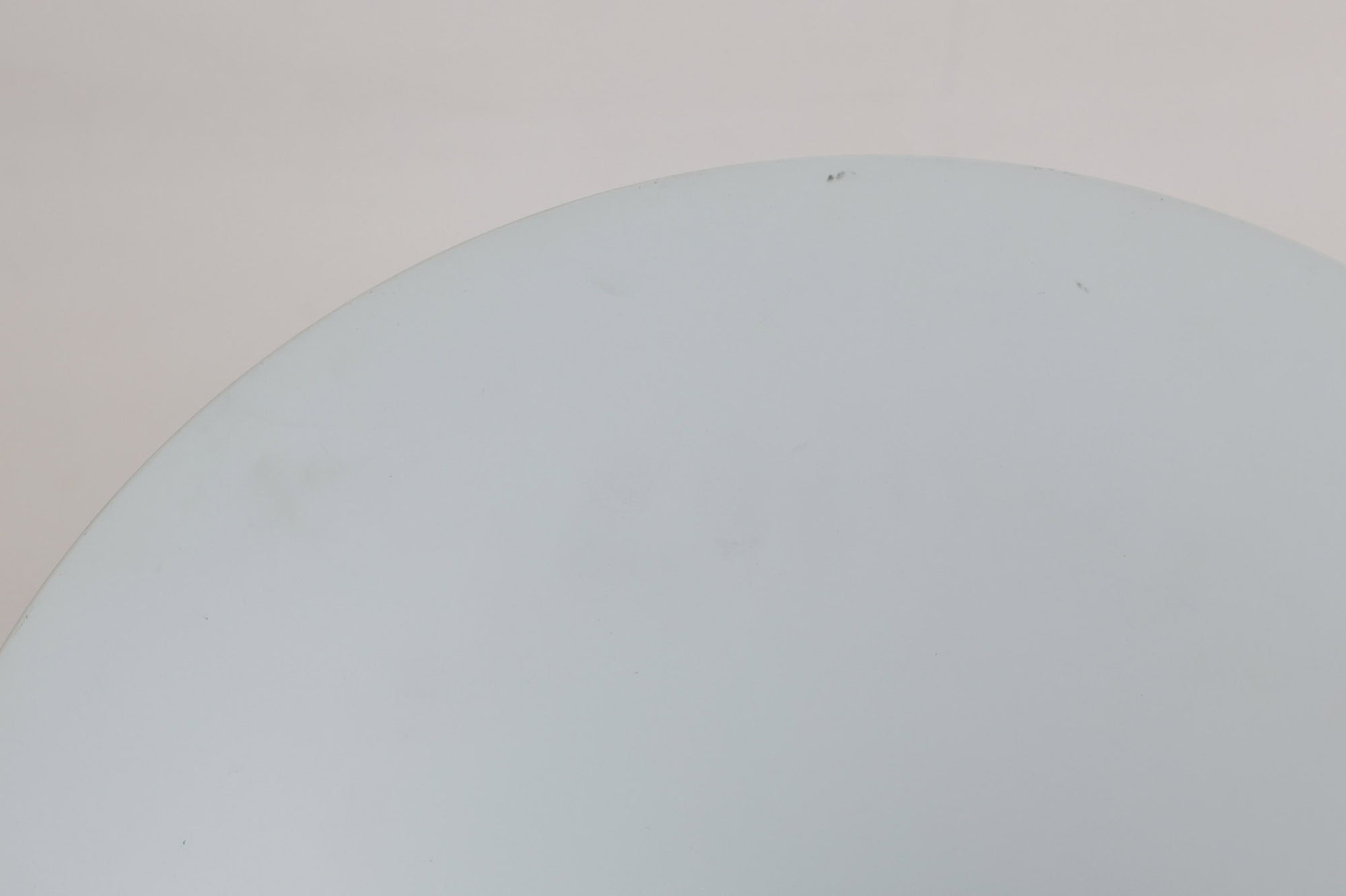 1967年にClaus Bonderup &amp; Torsten Thorupによってデザインされた名作照明「Semi pendant lamp」です。一枚のアルミ板を絞り出す高度な技術によって美しいラインは形成されています。