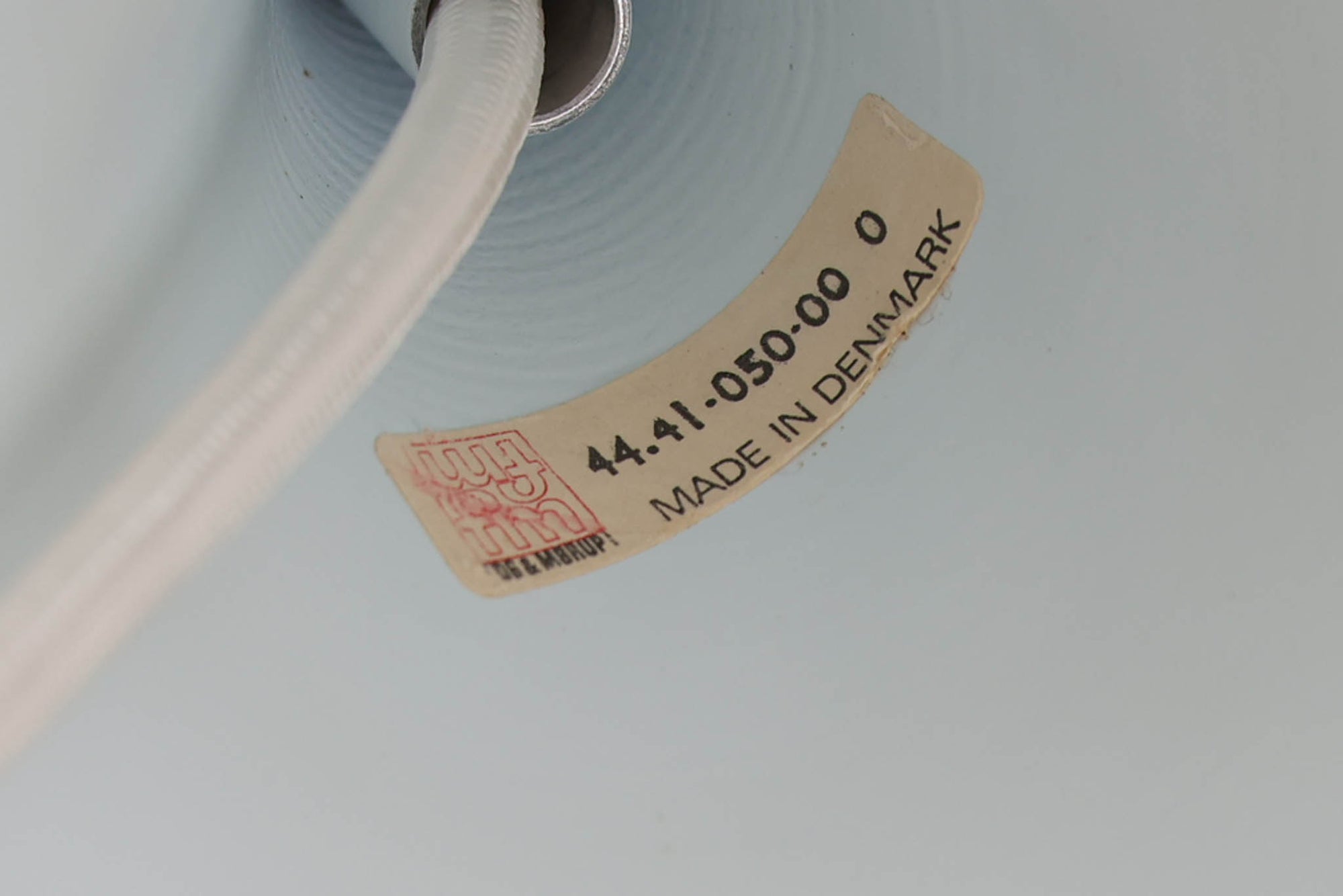 1967年にClaus Bonderup &amp; Torsten Thorupによってデザインされた名作照明「Semi pendant lamp」です。一枚のアルミ板を絞り出す高度な技術によって美しいラインは形成されています。