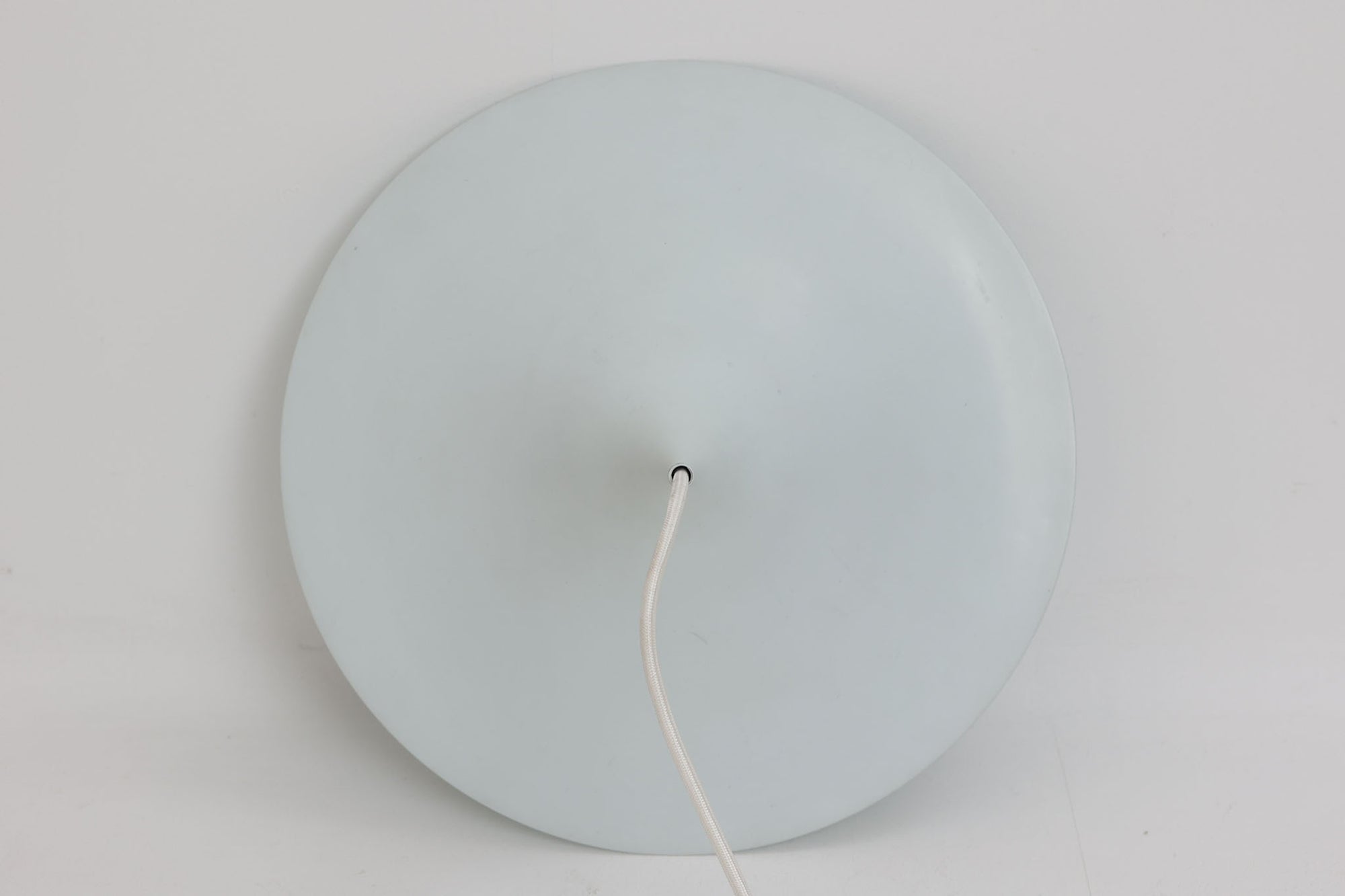 1967年にClaus Bonderup &amp; Torsten Thorupによってデザインされた名作照明「Semi pendant lamp」です。一枚のアルミ板を絞り出す高度な技術によって美しいラインは形成されています。