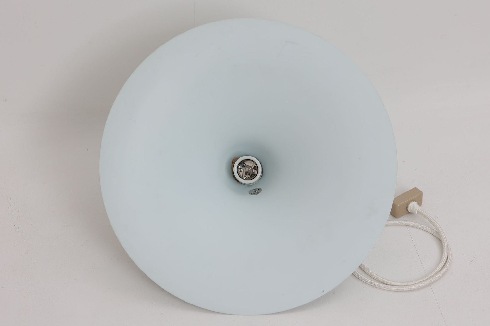 1967年にClaus Bonderup &amp; Torsten Thorupによってデザインされた名作照明「Semi pendant lamp」です。一枚のアルミ板を絞り出す高度な技術によって美しいラインは形成されています。