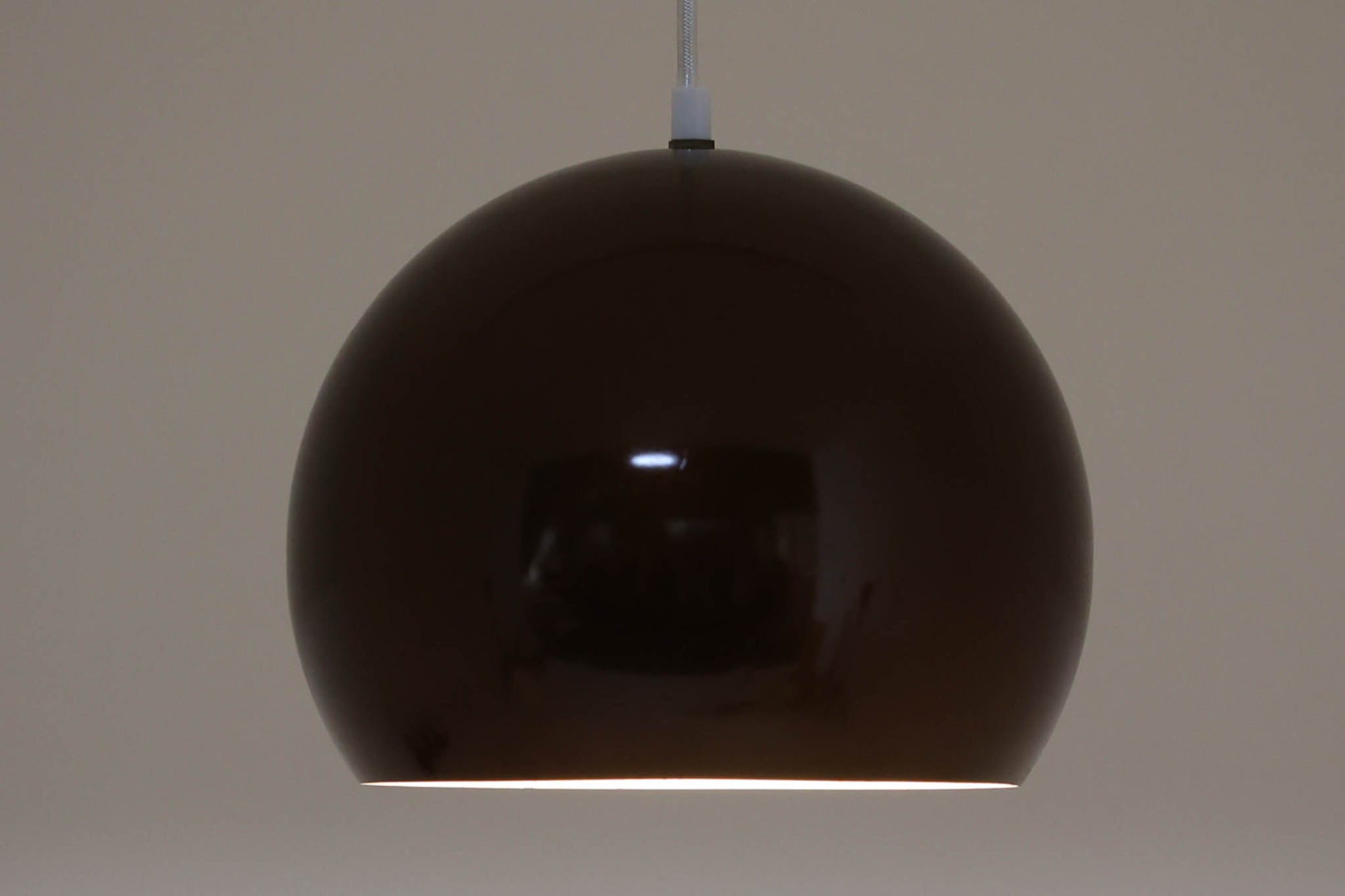 こちらは北欧より買い付けたボール型ペンダントライトです。1959年にVerner Pantonがデザインした「Topan」に影響を受け、1960年代にはスペースエイジデザインの照明が各メーカーから次々と発売されました。こちらの照明もその時代の象徴的なデザインの一つで、シンプルでありながらも洗練された美しさを感じさせます。