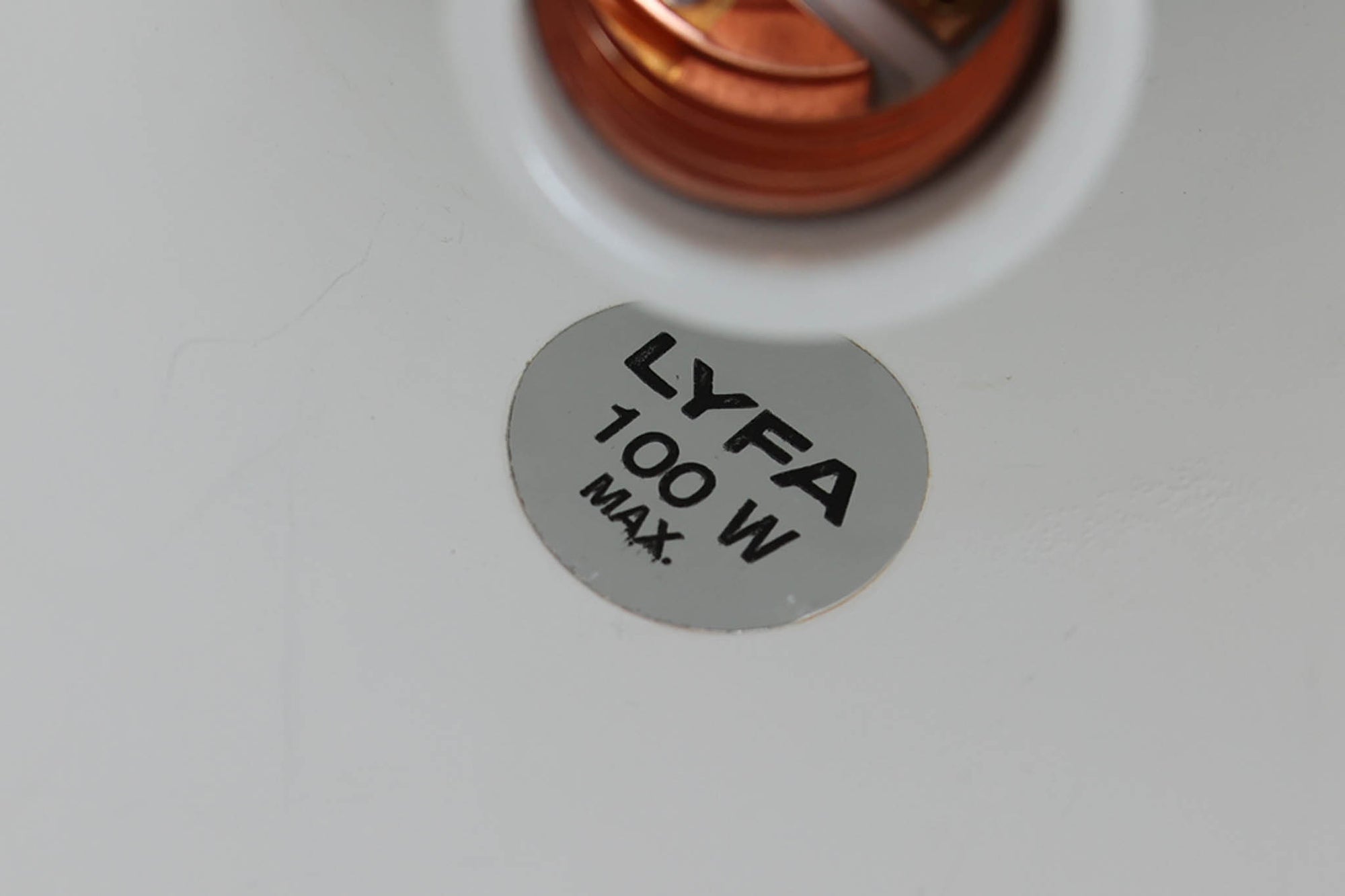 北欧より買い付けたLyfa社製のペンダントライトです。Lyfa社でよく見られる三角錐型の可愛らしいデザインです。