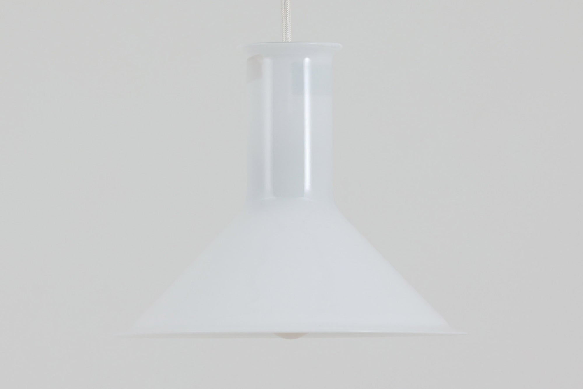 北欧から買い付けた、Holmegaard社製（現Royal Copenhagen）のビンテージランプ「marina」シリーズです。海や水のような穏やかでリラックスした雰囲気を感じさせるデザインが特徴で、その名にふさわしい美しさを持っています。直径22cmの小ぶりなサイズながら、ホルムガード社の伝統と職人技が息づくこのランプは、シンプルでありながらも独自の存在感を放ち、どんな空間にも自然に調和します。