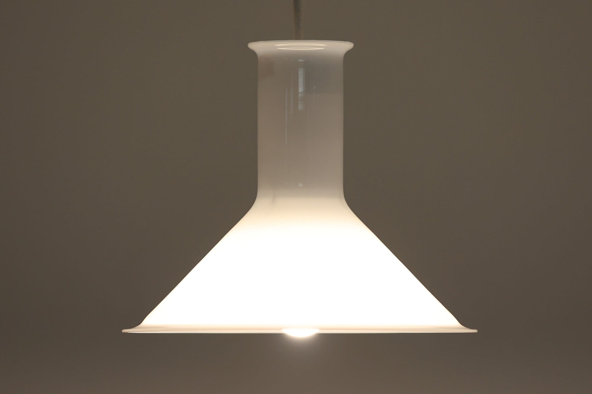 北欧から買い付けた、Holmegaard社製（現Royal Copenhagen）のビンテージランプ「marina」シリーズです。海や水のような穏やかでリラックスした雰囲気を感じさせるデザインが特徴で、その名にふさわしい美しさを持っています。直径22cmの小ぶりなサイズながら、ホルムガード社の伝統と職人技が息づくこのランプは、シンプルでありながらも独自の存在感を放ち、どんな空間にも自然に調和します。