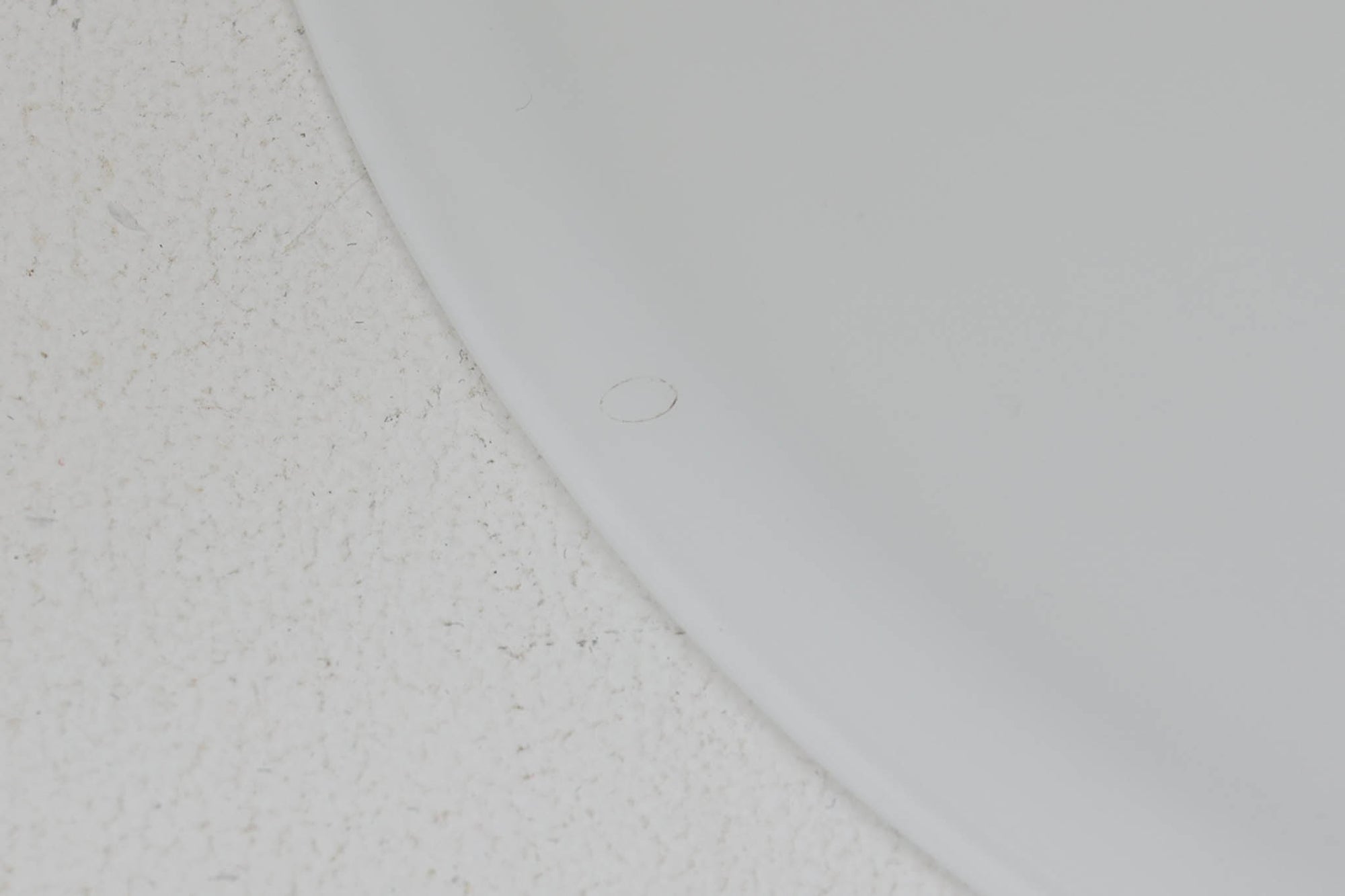 北欧から買い付けた、Holmegaard社製（現Royal Copenhagen）のビンテージランプ「marina」シリーズです。海や水のような穏やかでリラックスした雰囲気を感じさせるデザインが特徴で、その名にふさわしい美しさを持っています。直径22cmの小ぶりなサイズながら、ホルムガード社の伝統と職人技が息づくこのランプは、シンプルでありながらも独自の存在感を放ち、どんな空間にも自然に調和します。