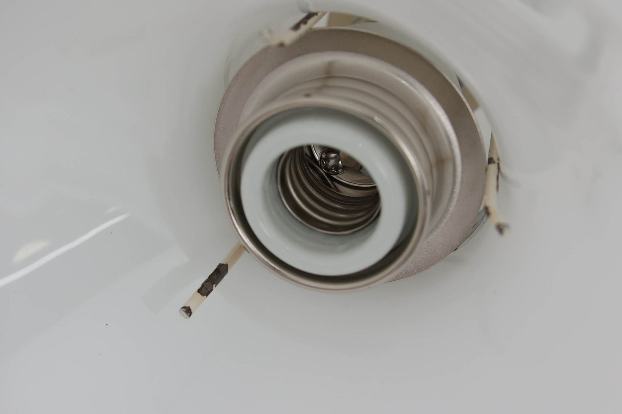 北欧から買い付けた、Holmegaard社製（現Royal Copenhagen）のビンテージランプ「marina」シリーズです。海や水のような穏やかでリラックスした雰囲気を感じさせるデザインが特徴で、その名にふさわしい美しさを持っています。直径22cmの小ぶりなサイズながら、ホルムガード社の伝統と職人技が息づくこのランプは、シンプルでありながらも独自の存在感を放ち、どんな空間にも自然に調和します。