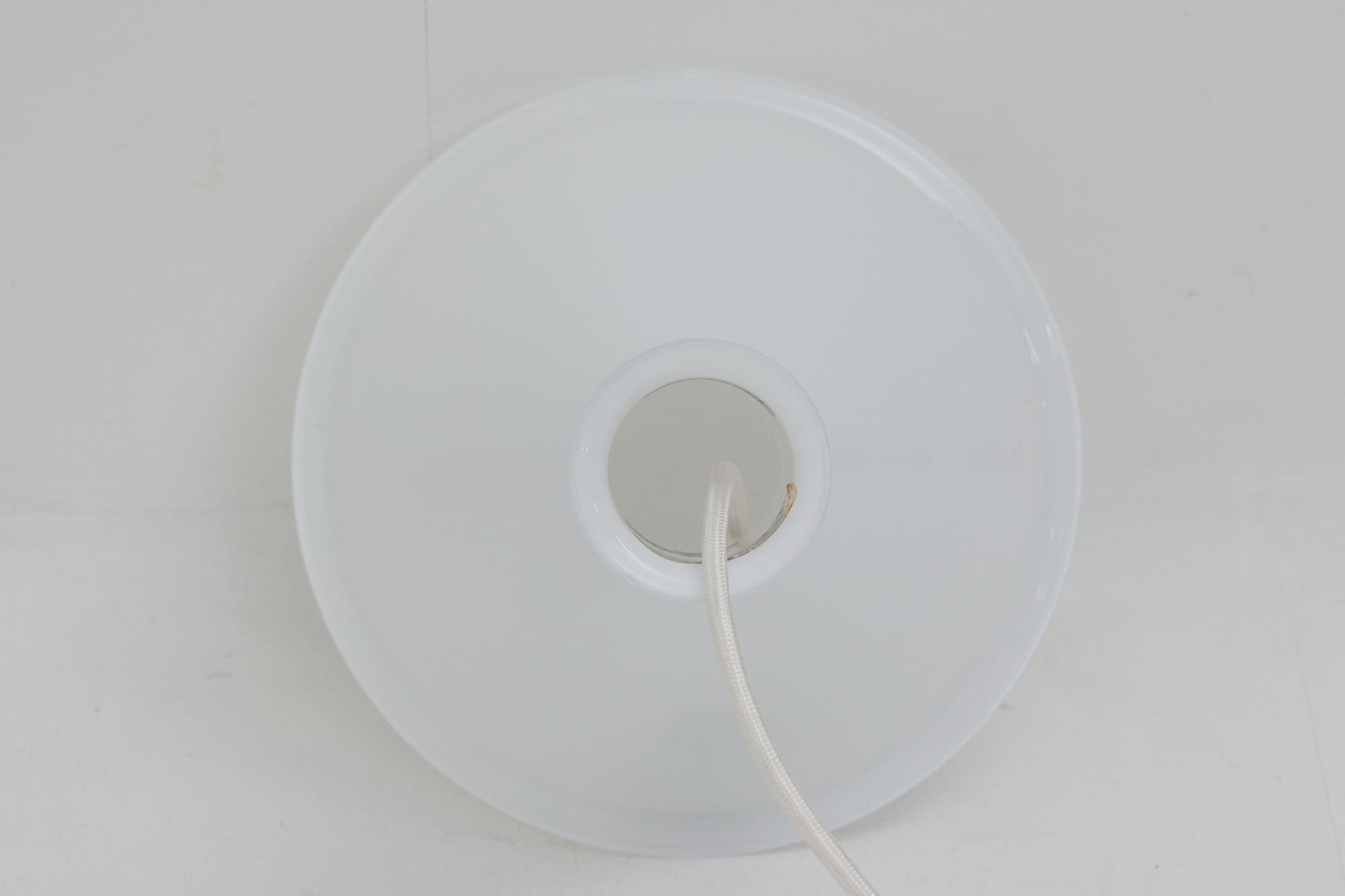 北欧から買い付けた、Holmegaard社製（現Royal Copenhagen）のビンテージランプ「marina」シリーズです。海や水のような穏やかでリラックスした雰囲気を感じさせるデザインが特徴で、その名にふさわしい美しさを持っています。直径22cmの小ぶりなサイズながら、ホルムガード社の伝統と職人技が息づくこのランプは、シンプルでありながらも独自の存在感を放ち、どんな空間にも自然に調和します。