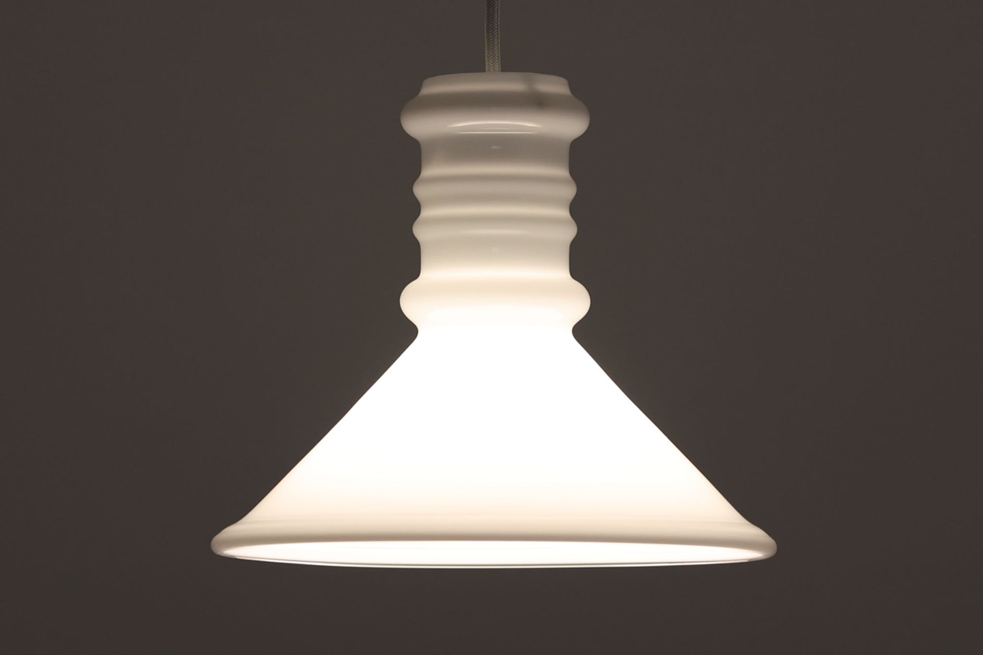 北欧より買い付けた、Holmgaard社製(現Royal Copenhagen)ビンテージランプです。現在は照明製品が作成されておらず希少価値の高いものとなっております。厚みのあるオパールガラスが使用されている「Apoteker」シリーズです。天井から吊るすだけでお部屋を可愛く演出してくれそうです。