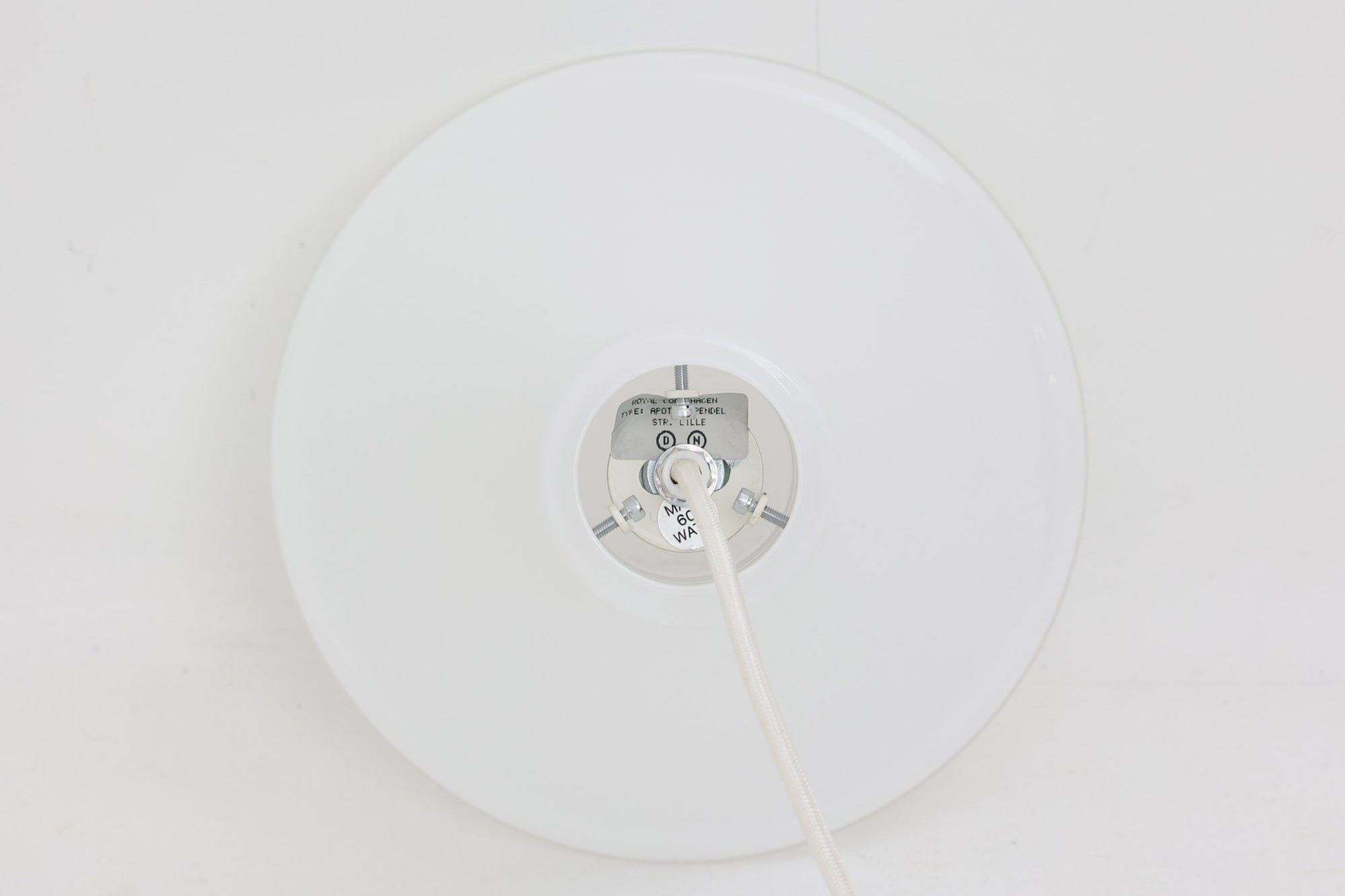 北欧より買い付けた、Holmgaard社製(現Royal Copenhagen)ビンテージランプです。現在は照明製品が作成されておらず希少価値の高いものとなっております。厚みのあるオパールガラスが使用されている「Apoteker」シリーズです。天井から吊るすだけでお部屋を可愛く演出してくれそうです。