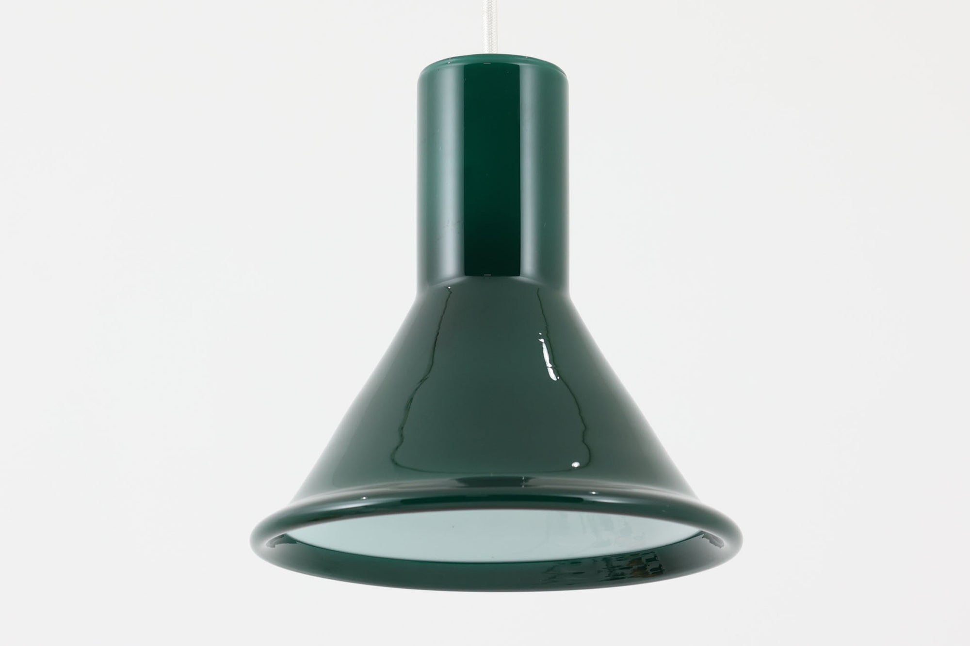 北欧より買い付けた、Holmgaard社製ビンテージランプです。照明部分はデンマークを代表する照明メーカーFog &amp; morup社によって作成されています。Holmgaard社のペンダントライトの中でも人気の「P&amp;T PENDEL」シリーズで内と外側の2層の色味が特徴的です。消灯＆点灯時にそれぞれ違った表情を見せてくれる素敵なデザインです。