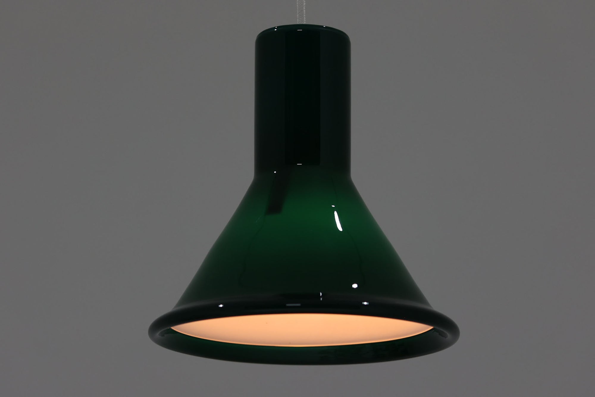 北欧より買い付けた、Holmgaard社製ビンテージランプです。照明部分はデンマークを代表する照明メーカーFog &amp; morup社によって作成されています。Holmgaard社のペンダントライトの中でも人気の「P&amp;T PENDEL」シリーズで内と外側の2層の色味が特徴的です。消灯＆点灯時にそれぞれ違った表情を見せてくれる素敵なデザインです。