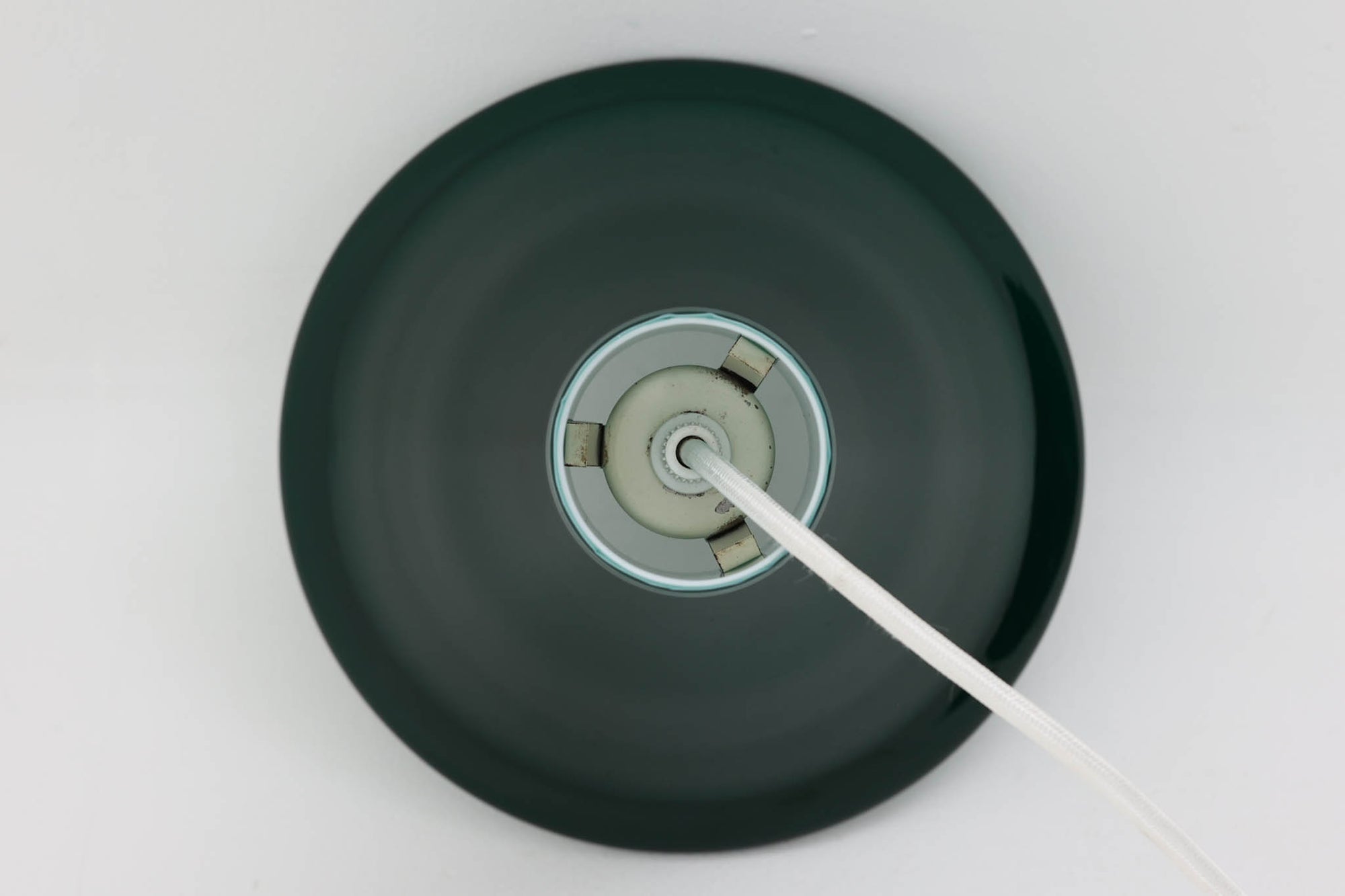 北欧より買い付けた、Holmgaard社製ビンテージランプです。照明部分はデンマークを代表する照明メーカーFog &amp; morup社によって作成されています。Holmgaard社のペンダントライトの中でも人気の「P&amp;T PENDEL」シリーズで内と外側の2層の色味が特徴的です。消灯＆点灯時にそれぞれ違った表情を見せてくれる素敵なデザインです。