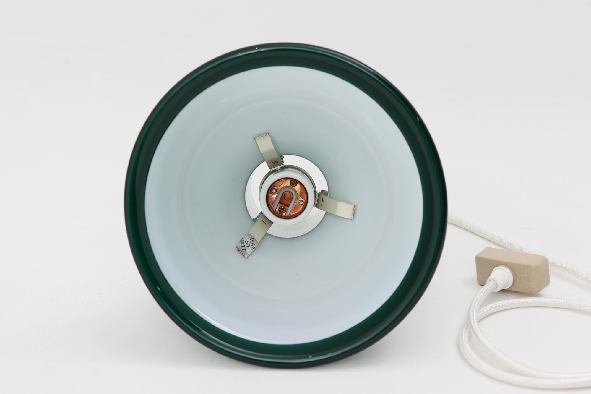 北欧より買い付けた、Holmgaard社製ビンテージランプです。照明部分はデンマークを代表する照明メーカーFog &amp; morup社によって作成されています。Holmgaard社のペンダントライトの中でも人気の「P&amp;T PENDEL」シリーズで内と外側の2層の色味が特徴的です。消灯＆点灯時にそれぞれ違った表情を見せてくれる素敵なデザインです。