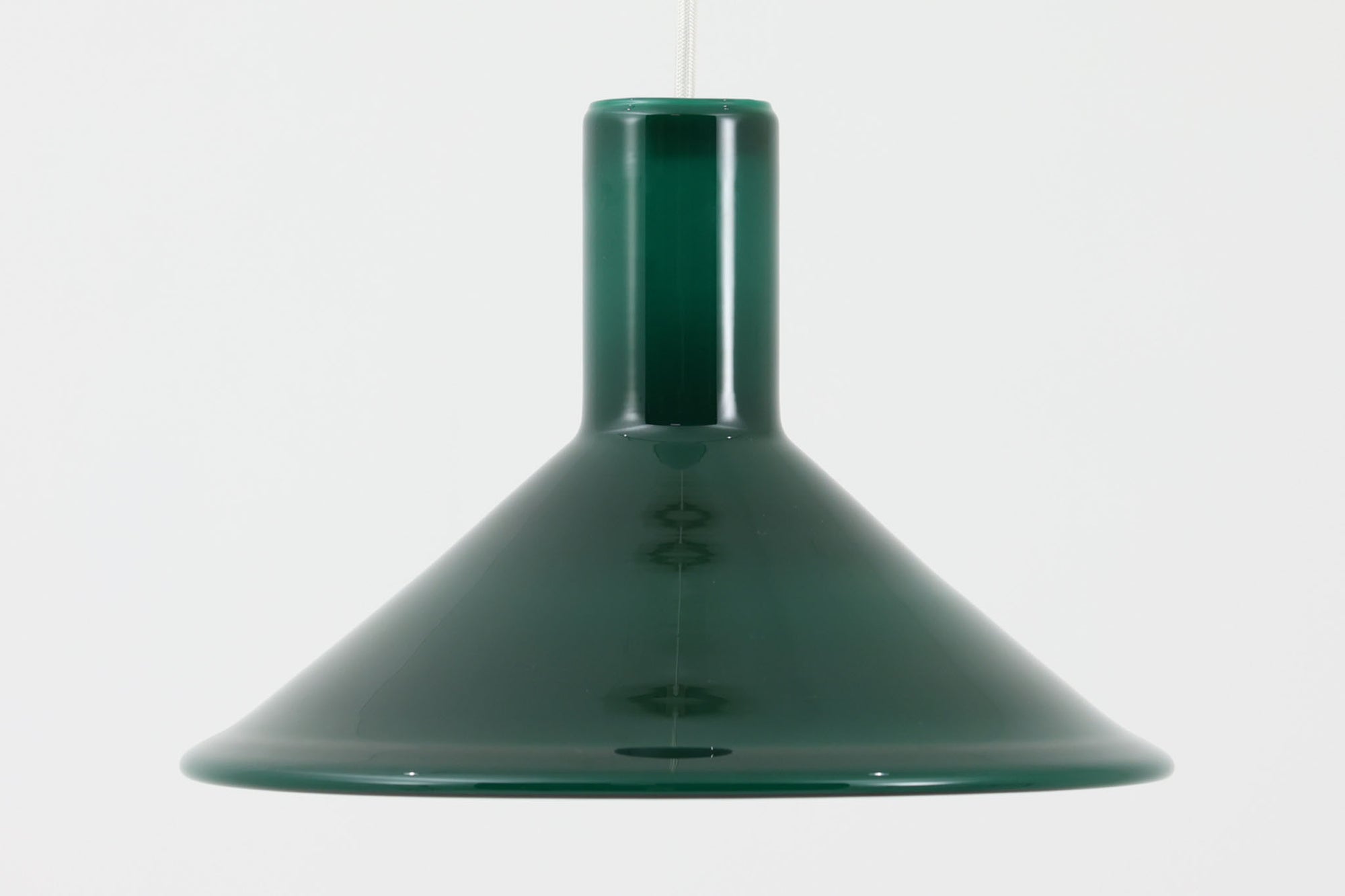 北欧より買い付けた、Holmgaard社製ビンテージランプです。照明部分はデンマークを代表する照明メーカーFog & morup社によって作成されています。Holmgaard社のペンダントライトの中でも人気の「P&T PENDEL」シリーズで内と外側の2層の色味が特徴的です。消灯＆点灯時にそれぞれ違った表情を見せてくれる素敵なデザインです。